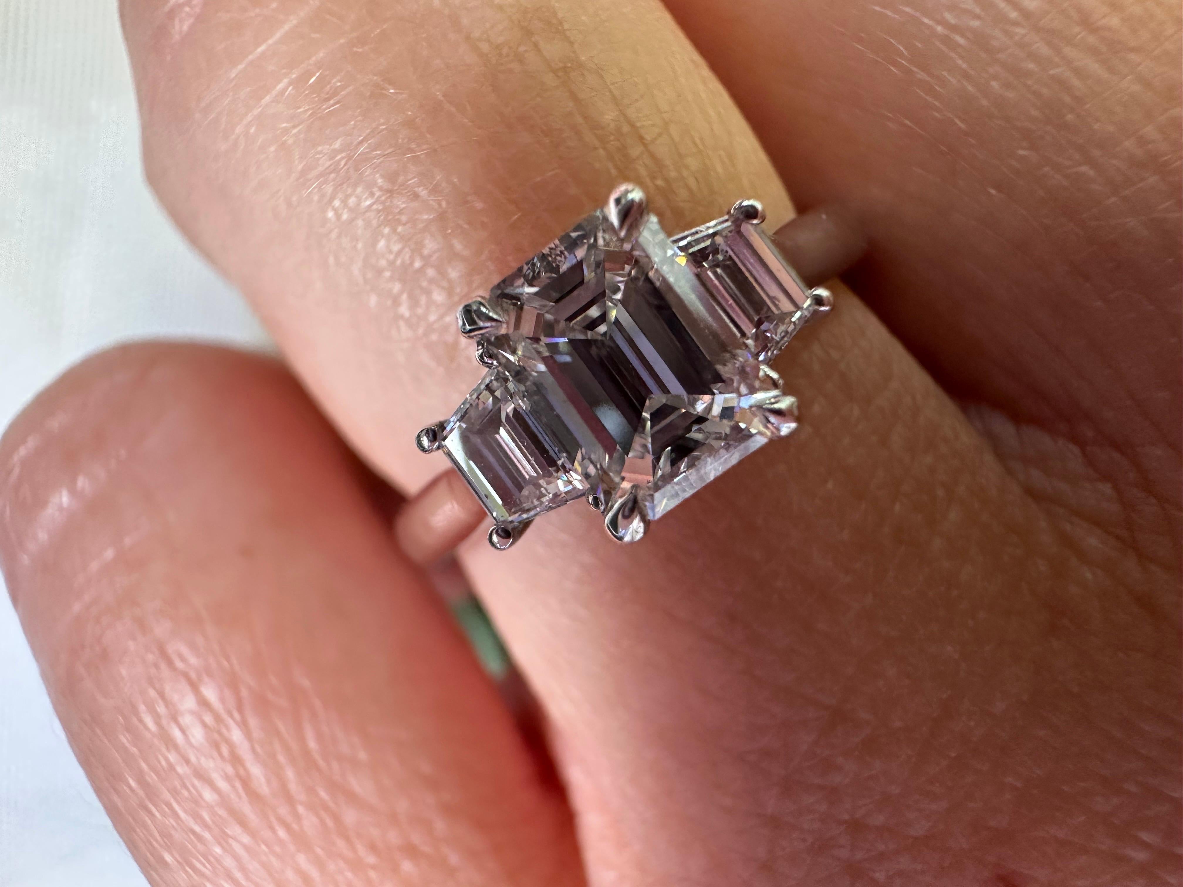 Bague de fiançailles en diamant émeraude certifié GIA 1,01 carat VVS2 F en vente 5