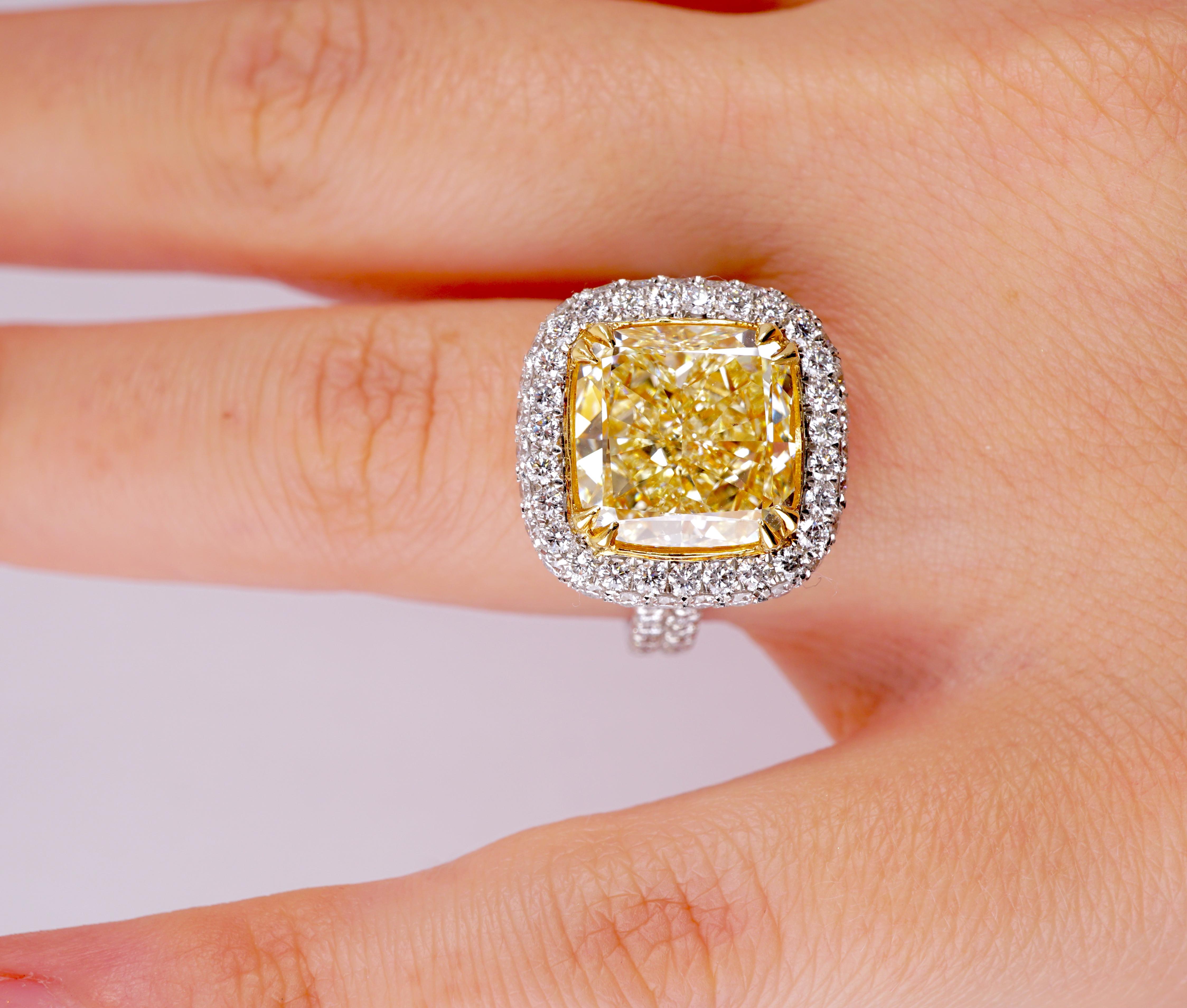 Contemporaneo GIA Certified Engagement Ring with 6.11 Carat Yellow Cushion Cut Diamond in vendita