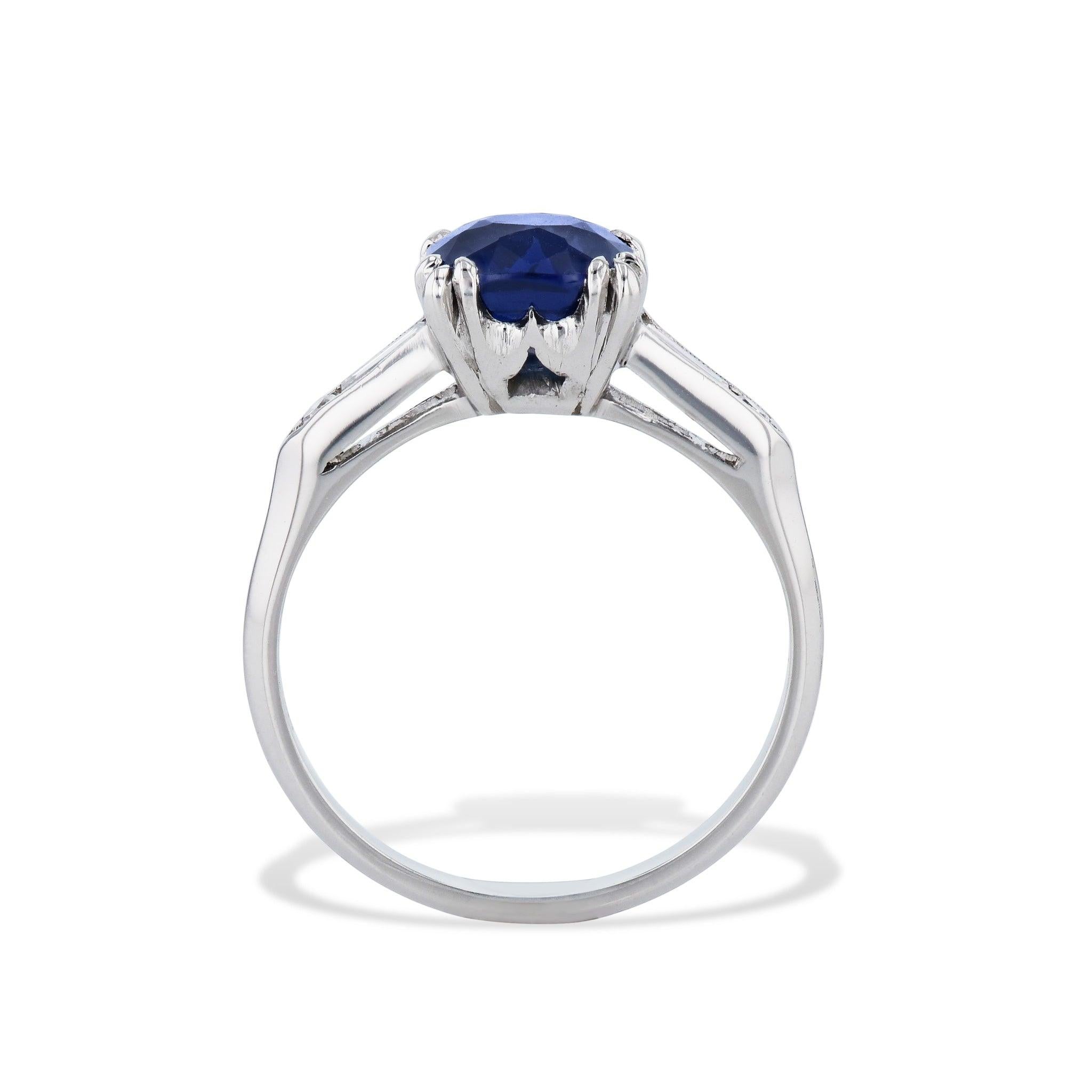 
Dieser exquisite Platinring mit blauem Saphir und Diamant im Kissenschliff ist absolut atemberaubend. Sie ist  aus den 1940er Jahren mit einem ungeheizten blauen Saphir im Kissenschliff und Diamantbaguetten auf jeder Seite.

Sie ist aus Platin