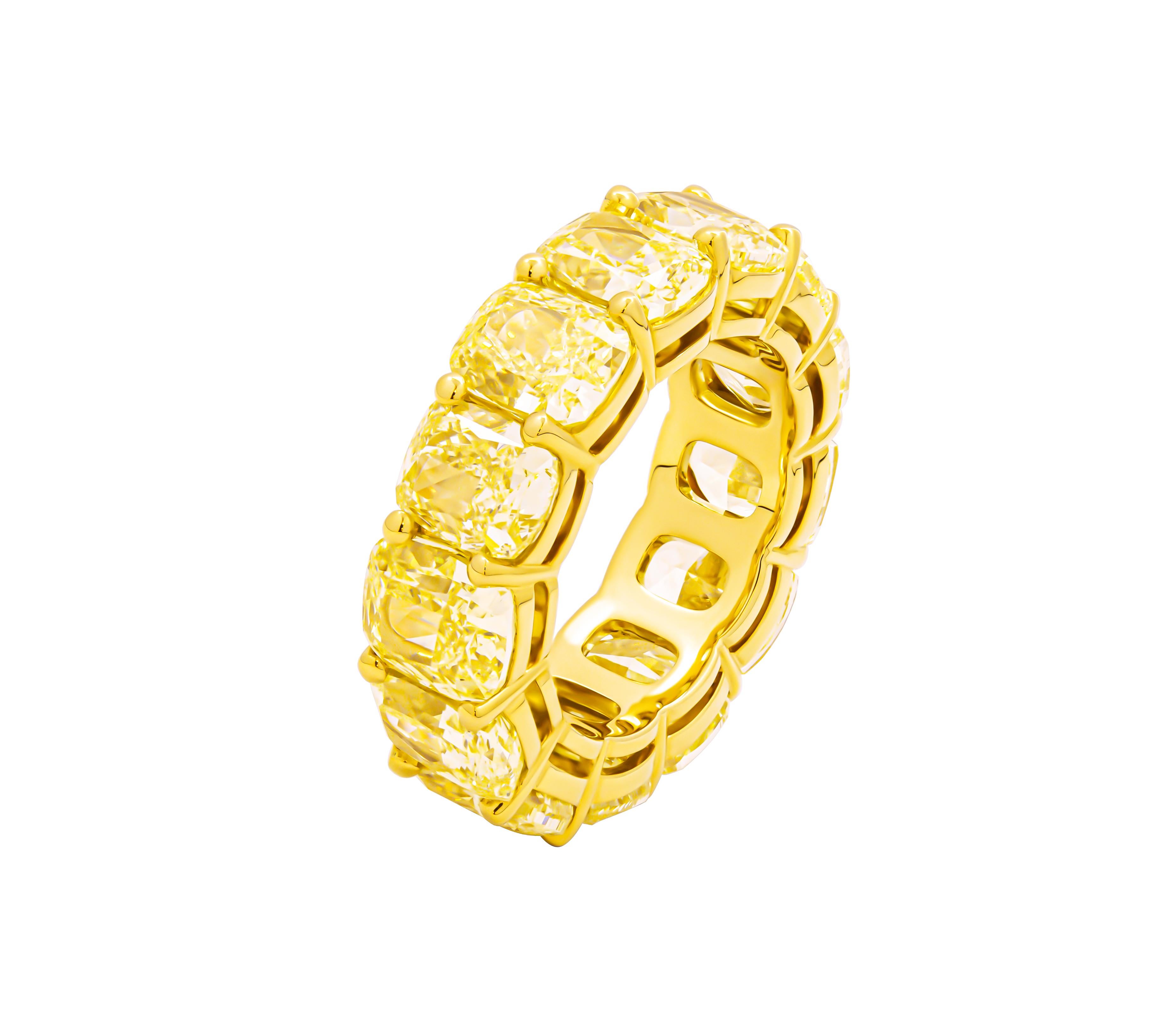 Indulge in everlasting elegance with this stunning Eternity wedding band, meticulously crafted in luxurious 18k yellow gold. Each enchanting cushion-cut diamond, ranging from 1.02 to 1.41 carats, is certified by the esteemed Gemological Institute of