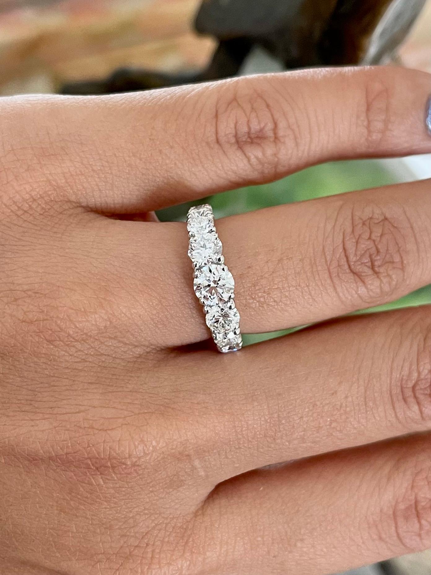 Bague d'éternité en or blanc 18 carats, certifiée GIA, 3,18 CTW Neuf - En vente à Bangkok, Bangrak