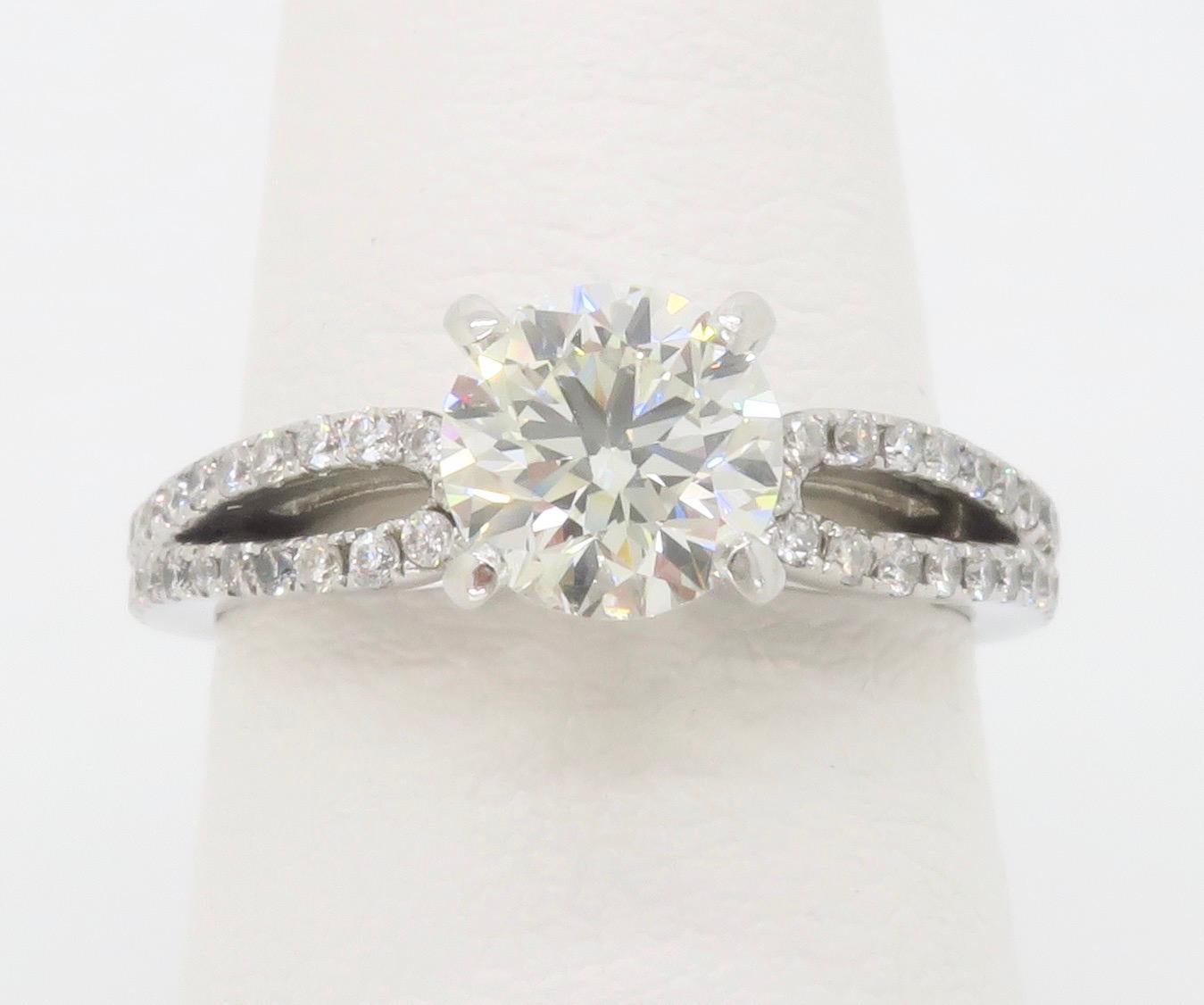 Anillo de compromiso talla excelente certificado GIA de 1,29 TQW en venta 4