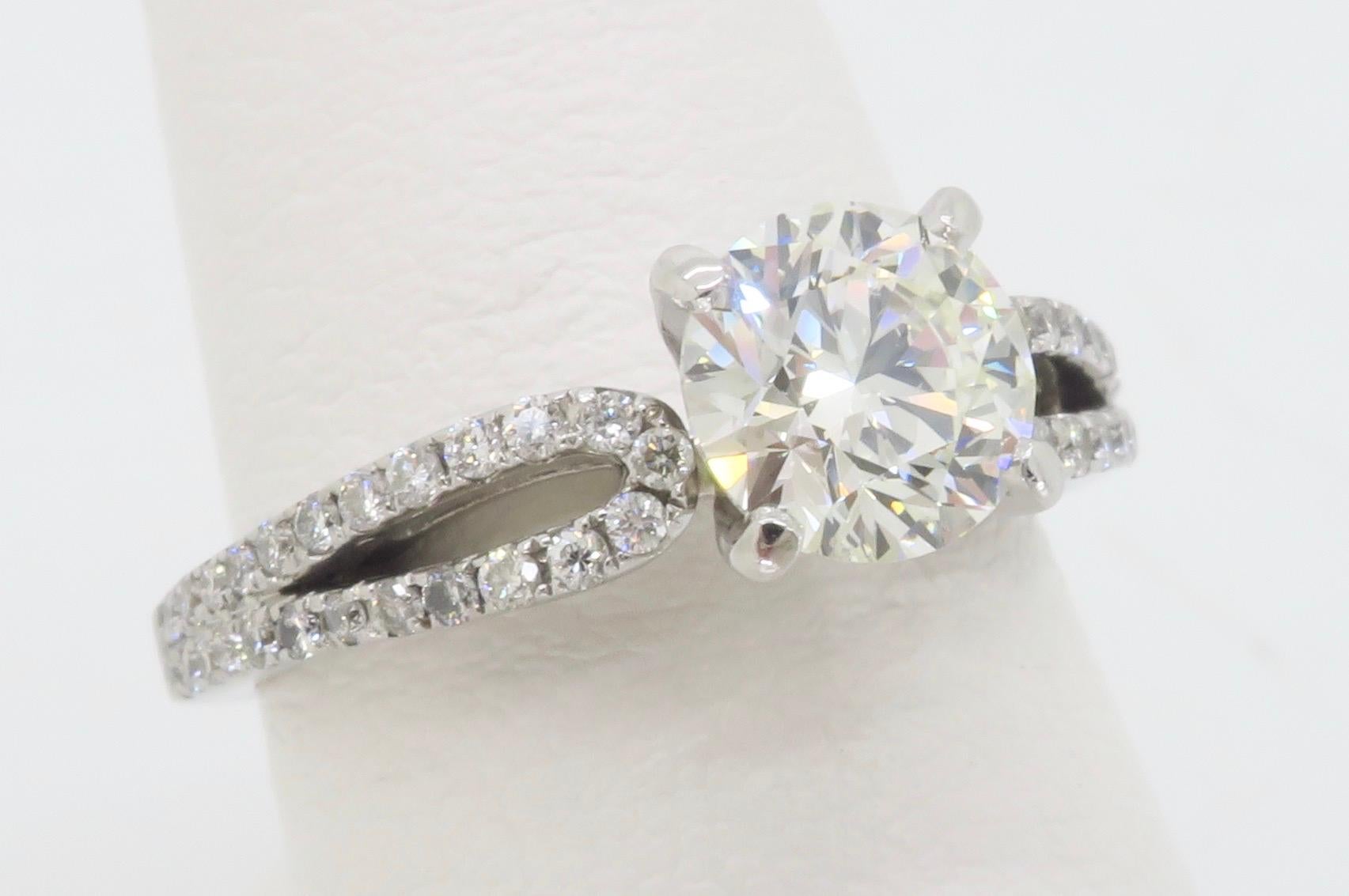 Anillo de compromiso talla excelente certificado GIA de 1,29 TQW en venta 5