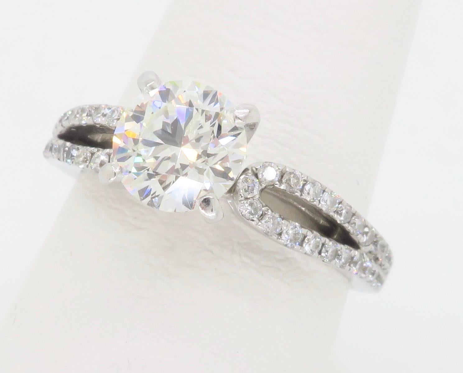 Anillo de compromiso talla excelente certificado GIA de 1,29 TQW en venta 6