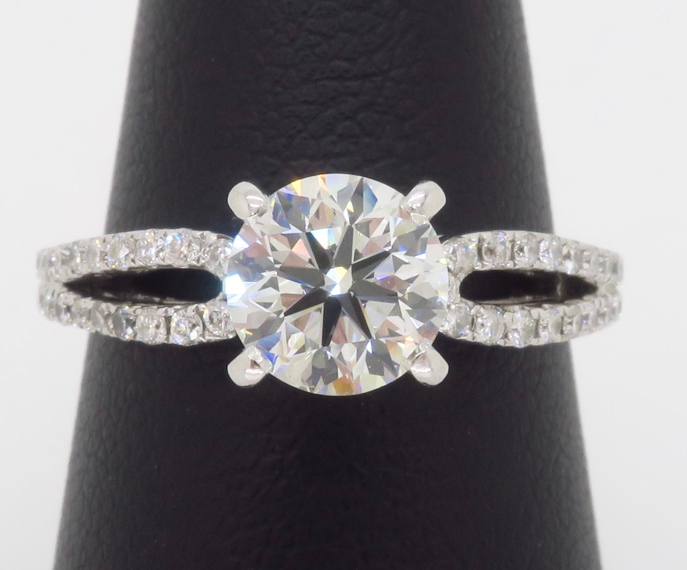 Anillo de compromiso talla excelente certificado GIA de 1,29 TQW en venta 7