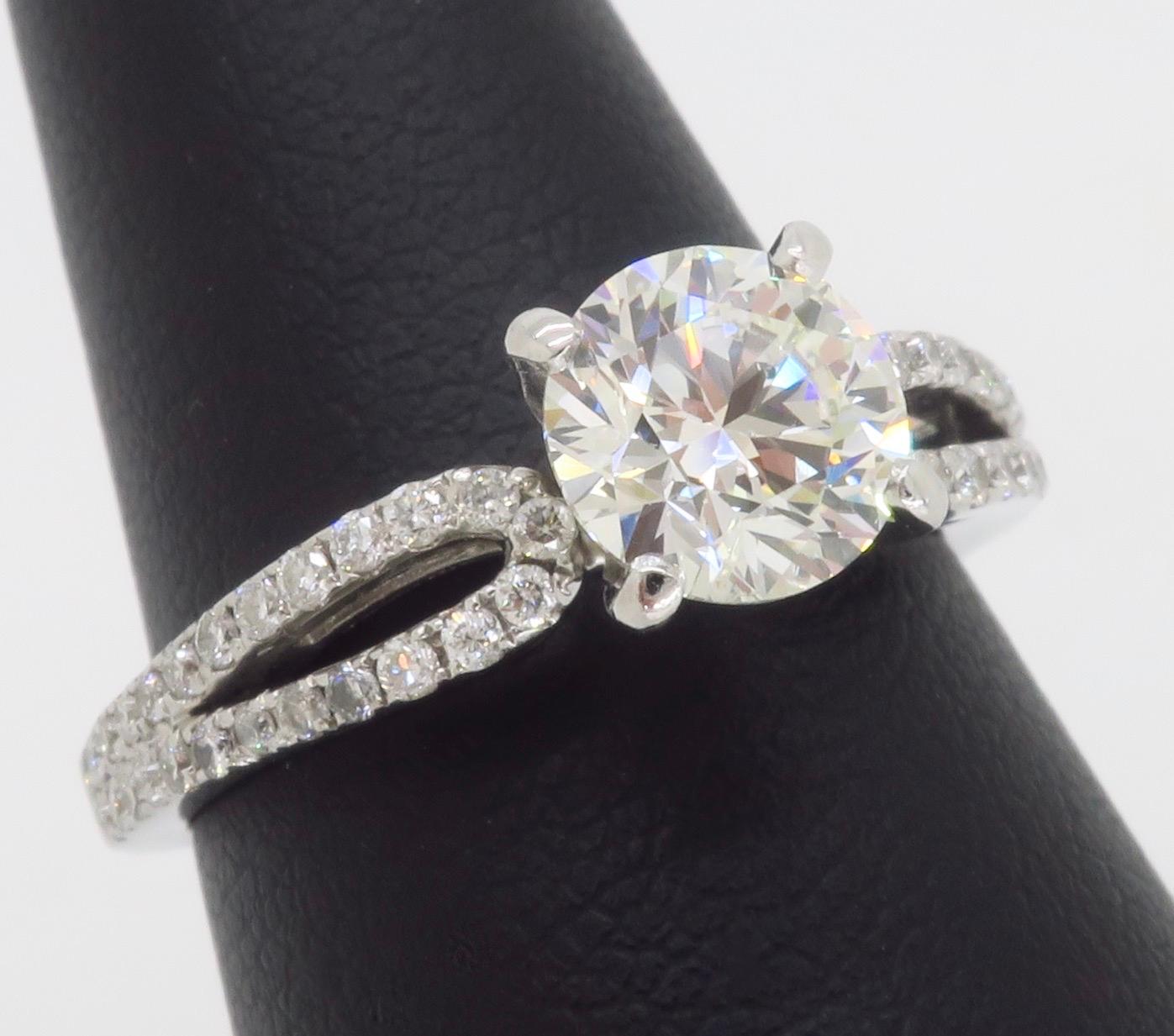 Anillo de compromiso talla excelente certificado GIA de 1,29 TQW en venta 8