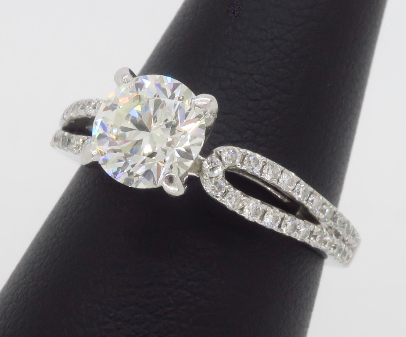 Anillo de compromiso talla excelente certificado GIA de 1,29 TQW en venta 9