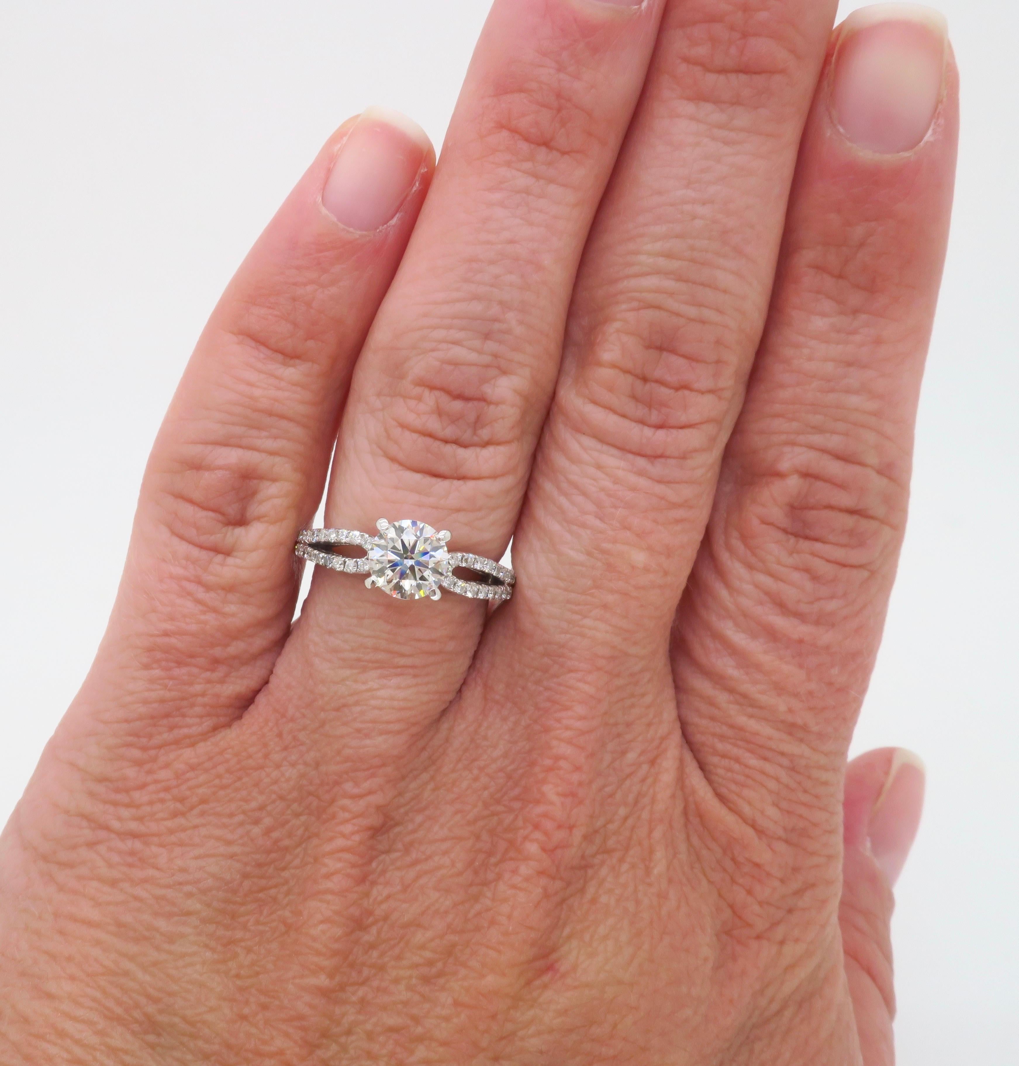 Impresionante Anillo de Compromiso con Diamante de talla ideal certificado por el GIA y realizado en Oro Blanco.

Peso en quilates del diamante central: 1.04 quilates
Talla de diamante central: Corte brillante redondo 
Color del diamante central: