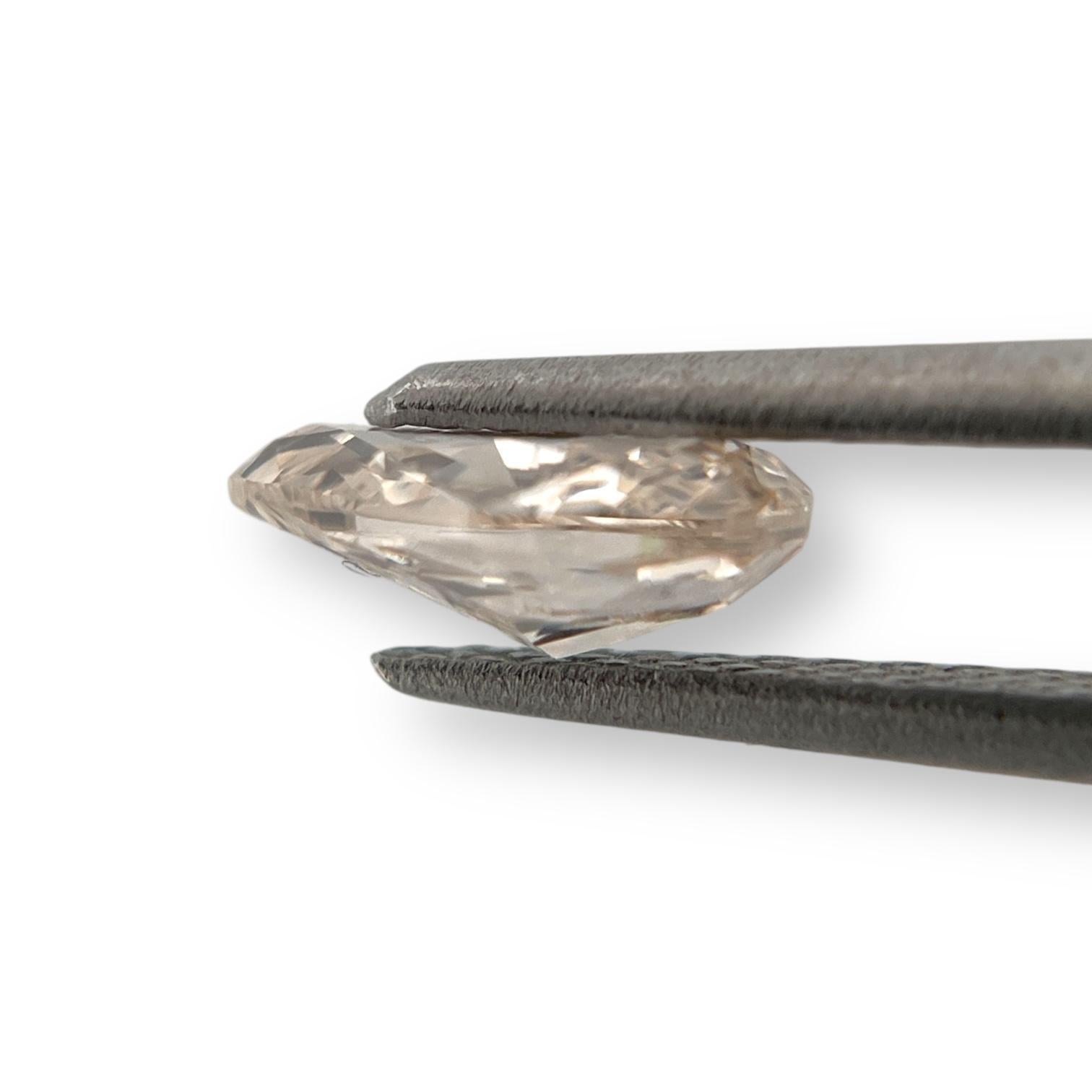 Scopri l'incantevole bellezza di questo diamante a forma di pera, meticolosamente lavorato con una moltitudine di sfaccettature che catturano e riflettono la luce, creando uno scintillio mozzafiato. Il diamante è caratterizzato da una parte