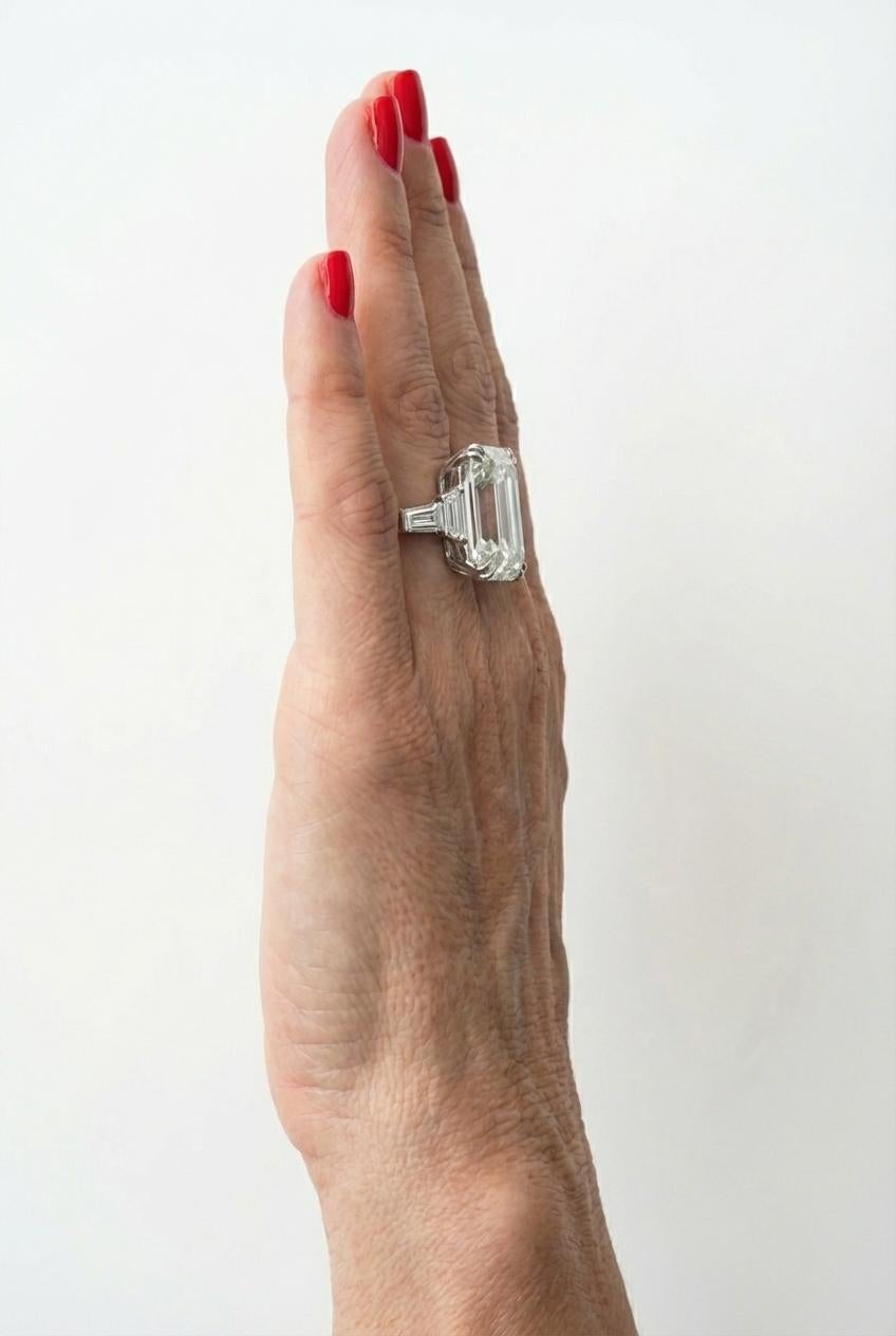 Capolavoro di eleganza e rarità, questo straordinario anello sfoggia un diamante taglio smeraldo da 28,13 carati, certificato dal Gemological Institute of America. Con la sua brillantezza mozzafiato, le sue sfaccettature a gradini e la sua presenza