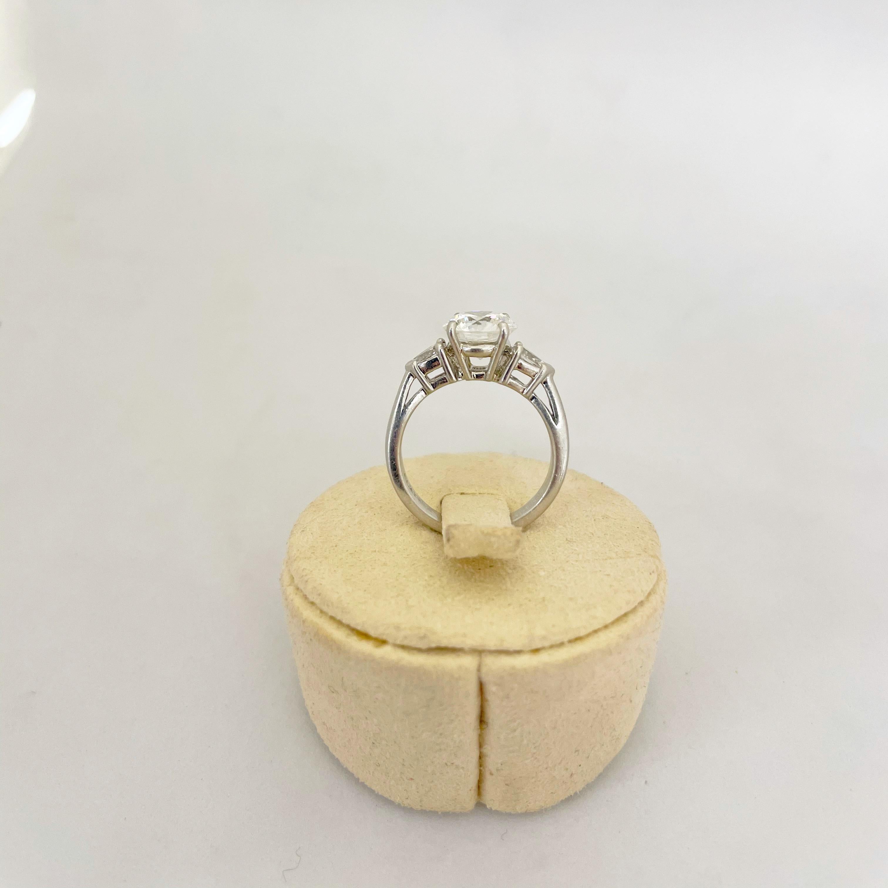 Bague avec diamant rond de 2,07 carats, certifié GIA, couleur F, VS2 en vente 3