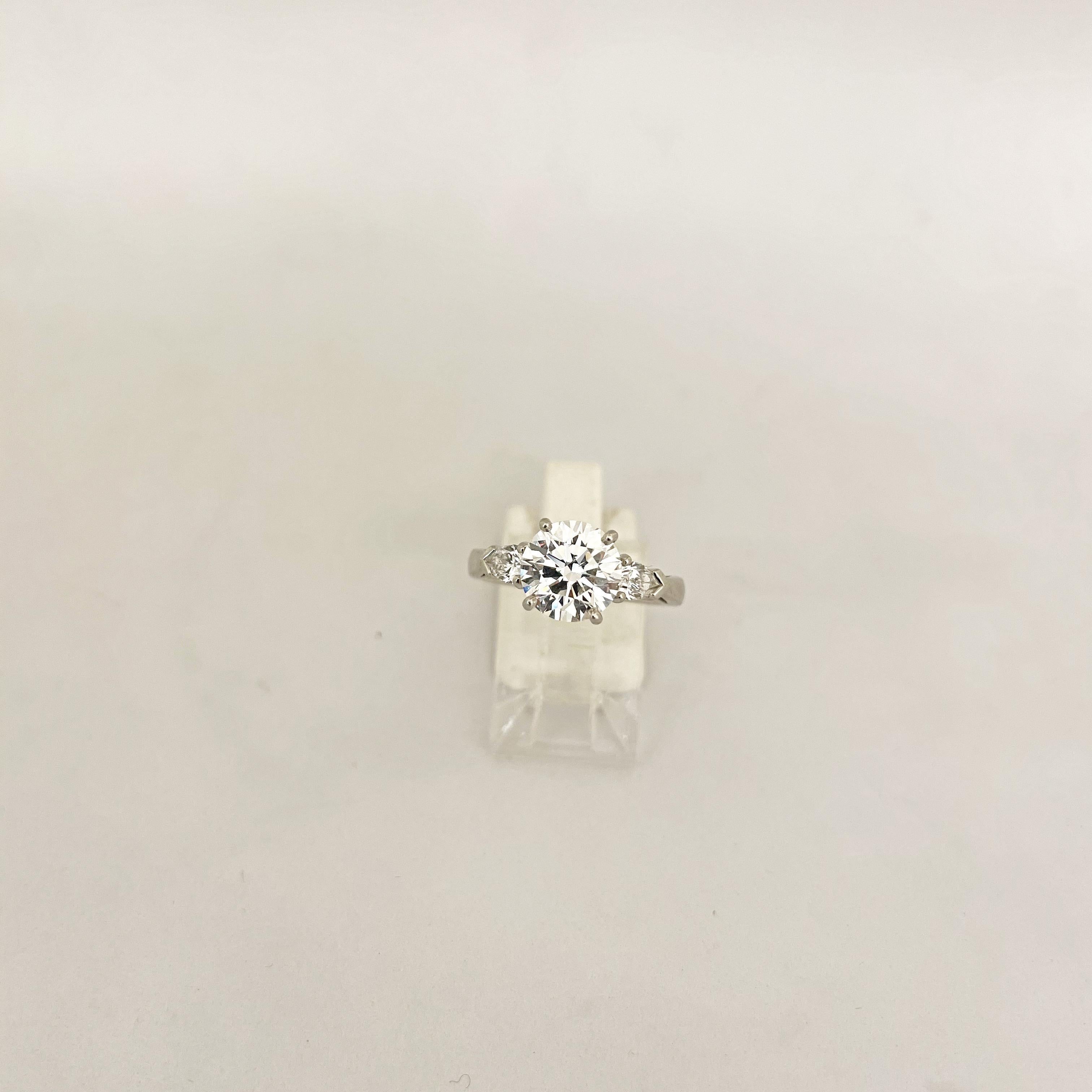 Bague avec diamant rond de 2,07 carats, certifié GIA, couleur F, VS2 en vente 9