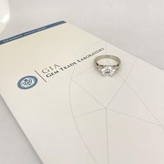 Anello con diamante rotondo certificato GIA, colore F, VS2 da 2,07 carati