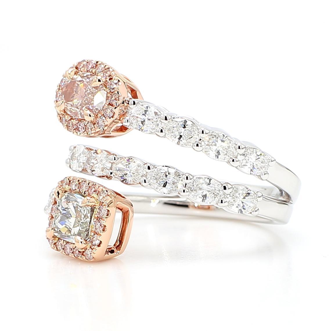 La magnifique bague en diamant certifiée GIA de Raregemworld. Montée dans une magnifique monture en or rose et blanc 18 carats avec un diamant vert naturel de taille coussin complété par un diamant rose naturel de taille ovale. Les diamants sont