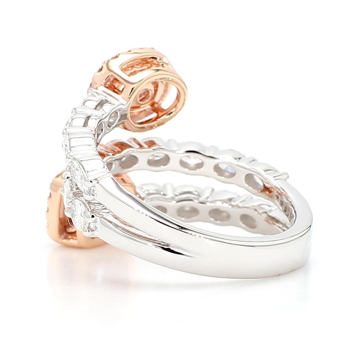 Taille coussin Bague de cocktail en or certifiée GIA et ornée d'un diamant coussin de couleur vert pâle de 2,58 carats TW en vente