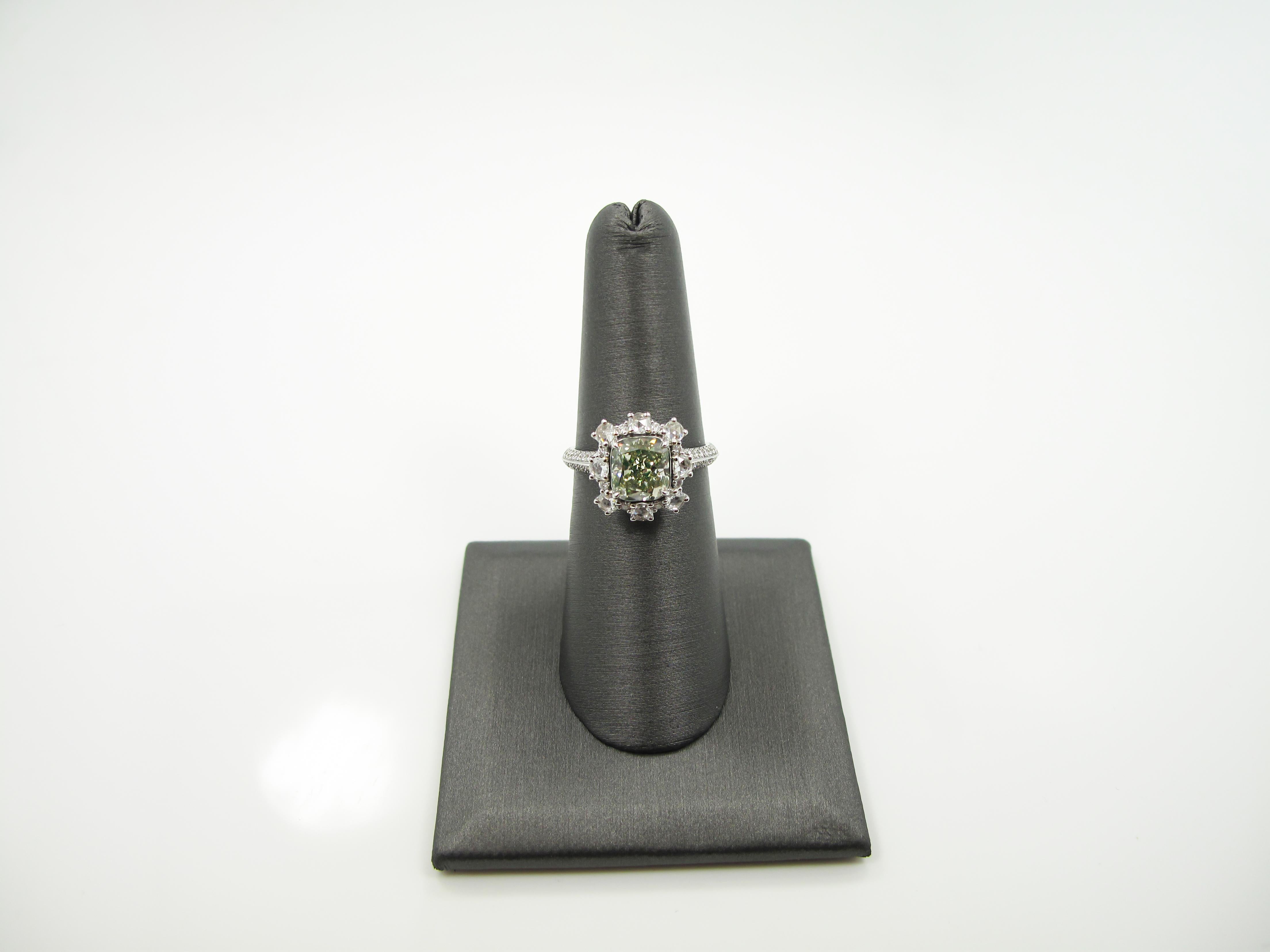 Der Ring ist mit einem braun-grünlich-gelben, runden, rechteckigen (kissenförmigen, modifizierten Brillanten) natürlichen Diamanten mit einem Gewicht von ca.  2,08 ct, Reinheit SI1, Abmessungen 7,15x6,55x4,72 mm.  Er wird von dem GIA-Zertifikat Nr.