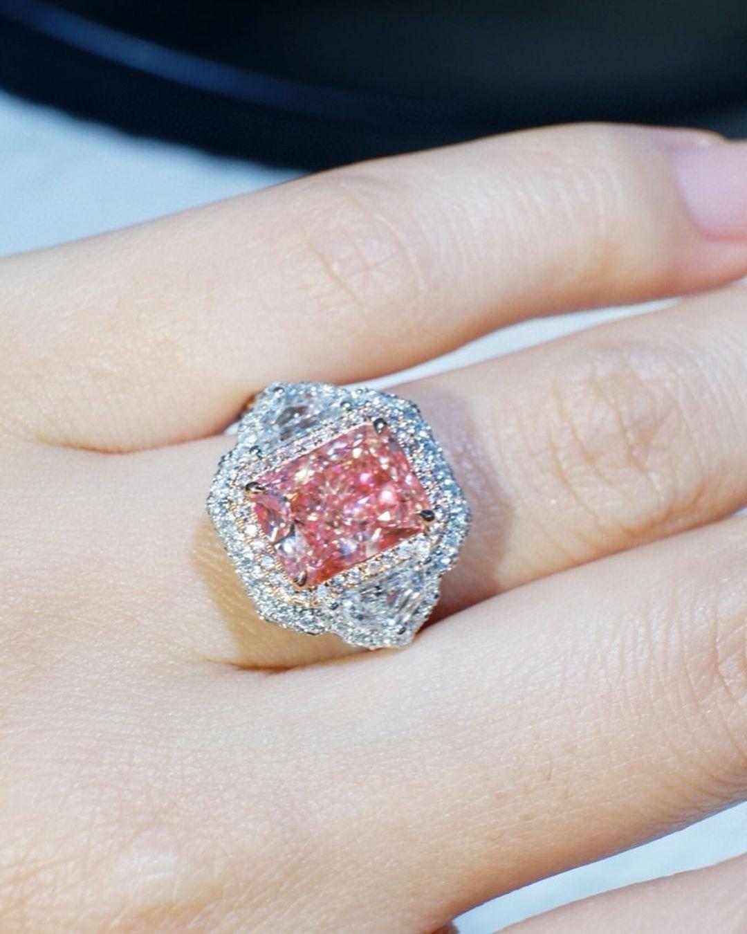 This pretty 3.06 ct Fancy Brown-Pink diamond ring is embellished with a double halo of diamonds, two side trillion rounded cut diamonds, refined and elegant, this ring is ideal for an engagement proposal.

New ring 
Main diamonds: 
• Fancy