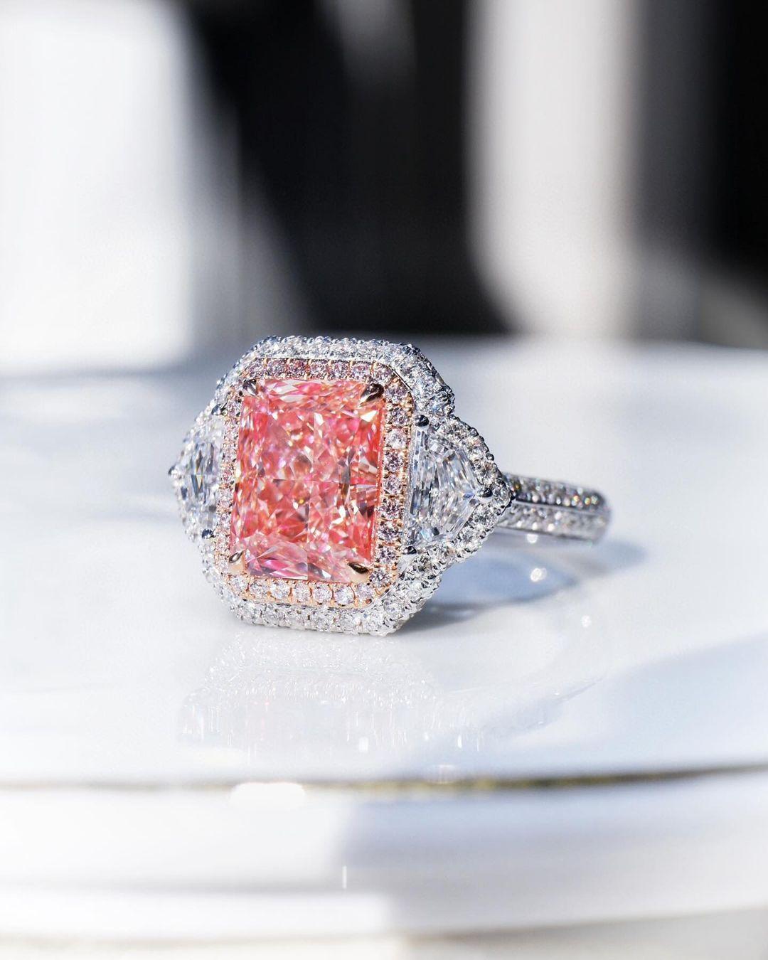 GIA Certified Fancy Brown-Pink 3 Carat VS2 Double Halo Diamond Engagement Ring In New Condition For Sale In PARIS, FR