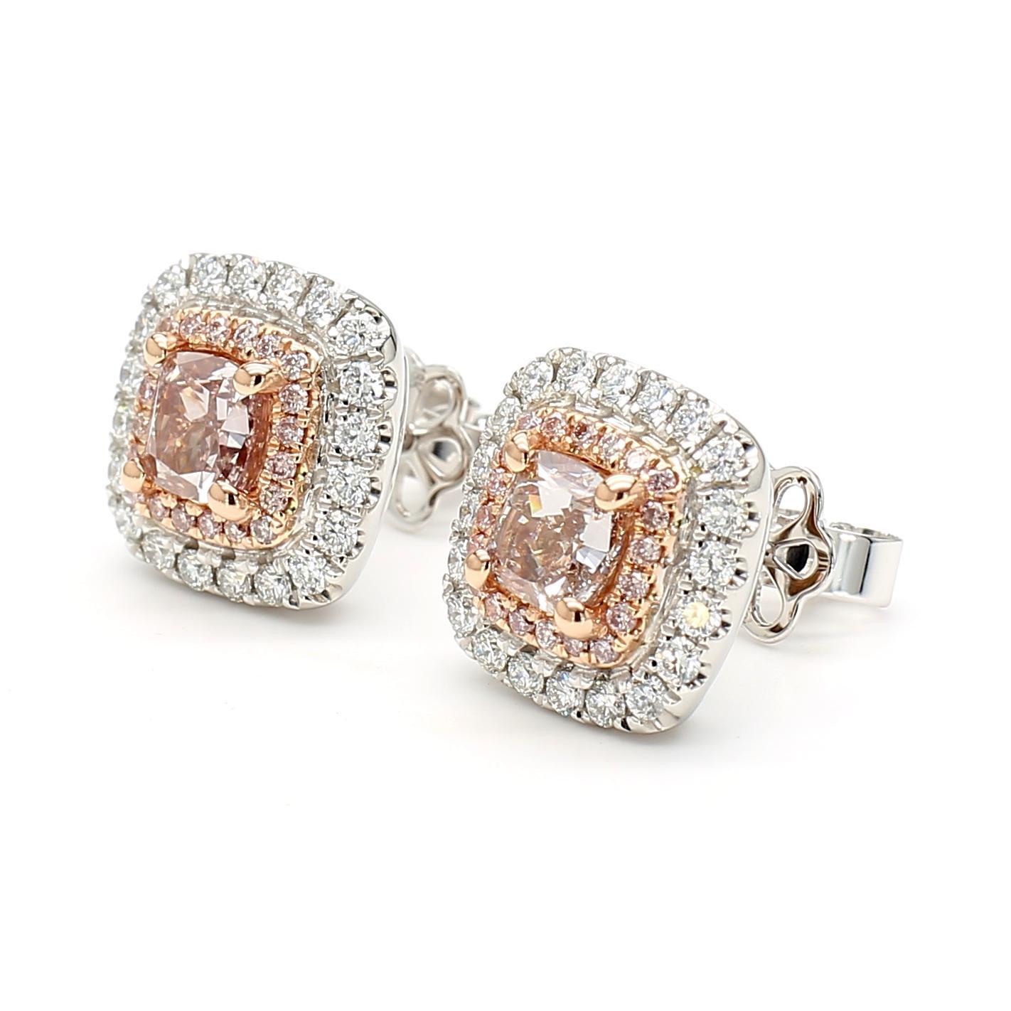 I bellissimi orecchini di diamanti certificati GIA di RareGemworld. Montato in una splendida montatura in oro rosa e bianco 18 carati con diamanti rosa naturali taglio cuscino. I diamanti rosa sono circondati da una mischia di diamanti rosa naturali