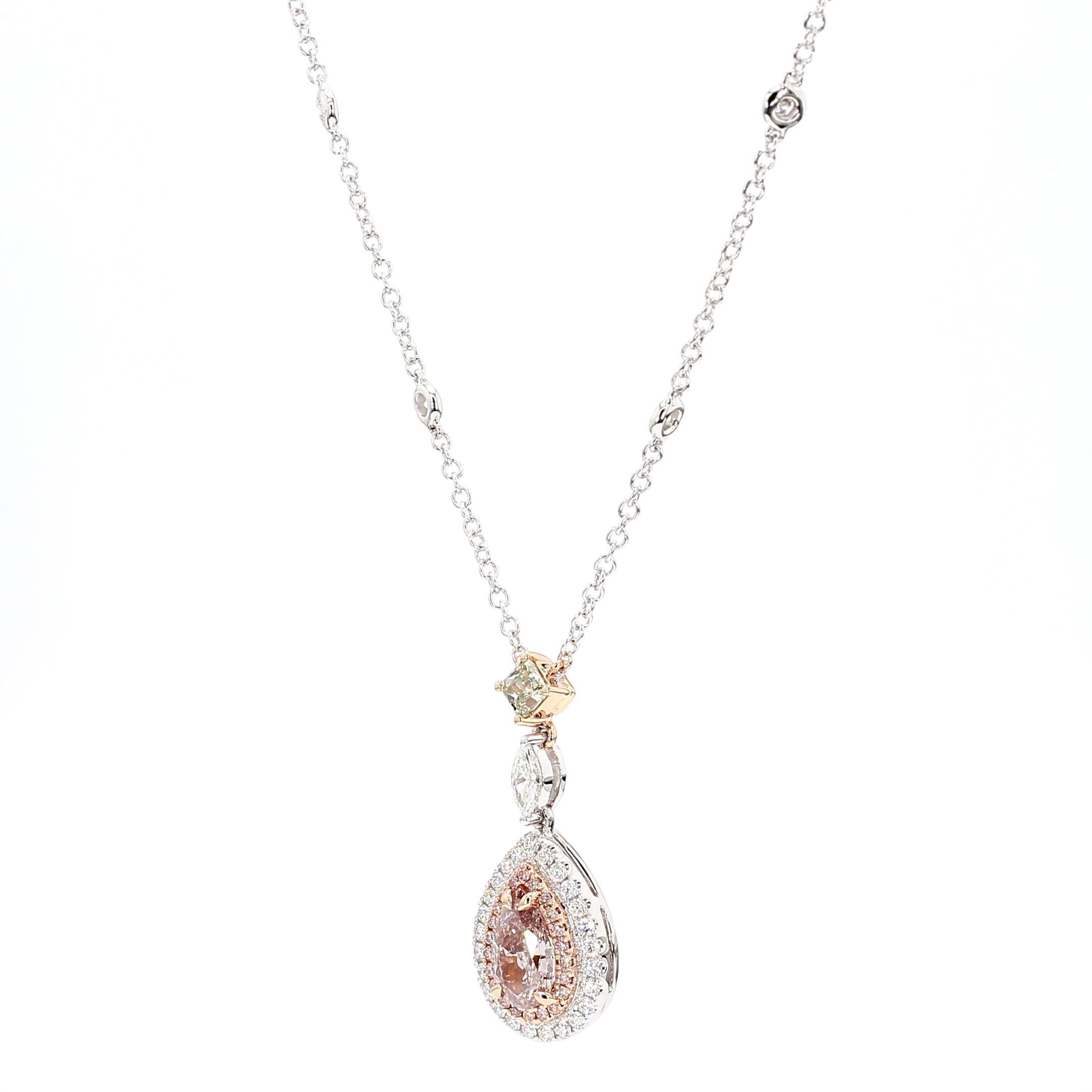 Il bellissimo ciondolo con diamante certificato GIA di RareGemworld. Montato in una splendida montatura in oro rosa e bianco 18 carati con un diamante rosa naturale con taglio a pera, completato da un diamante naturale con taglio radiante giallo
