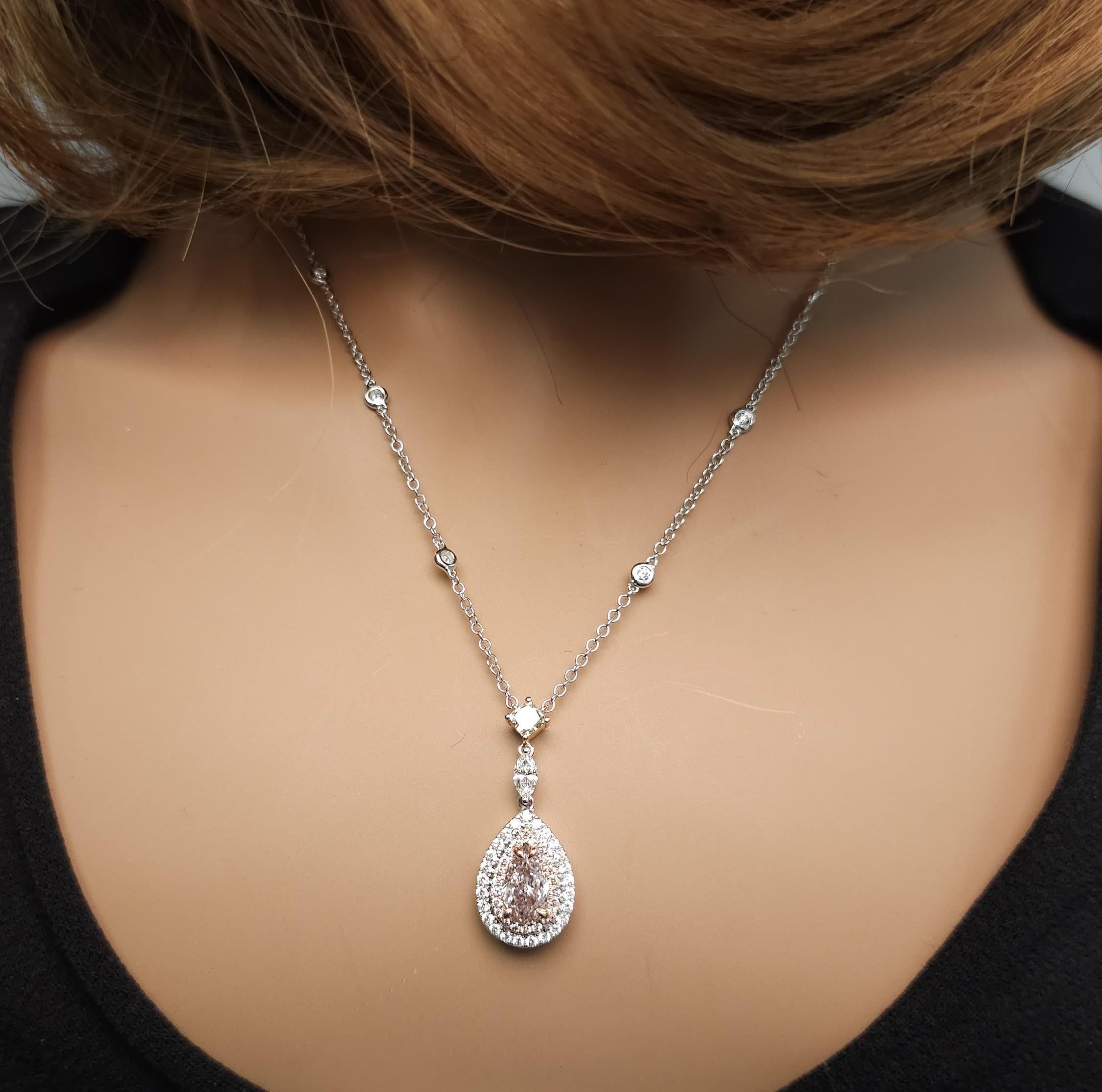 Ciondolo a goccia in oro certificato GIA con diamante Fancy Brown-Pink Pear da 1,92 carati TW In condizioni Nuovo in vendita a New York, NY