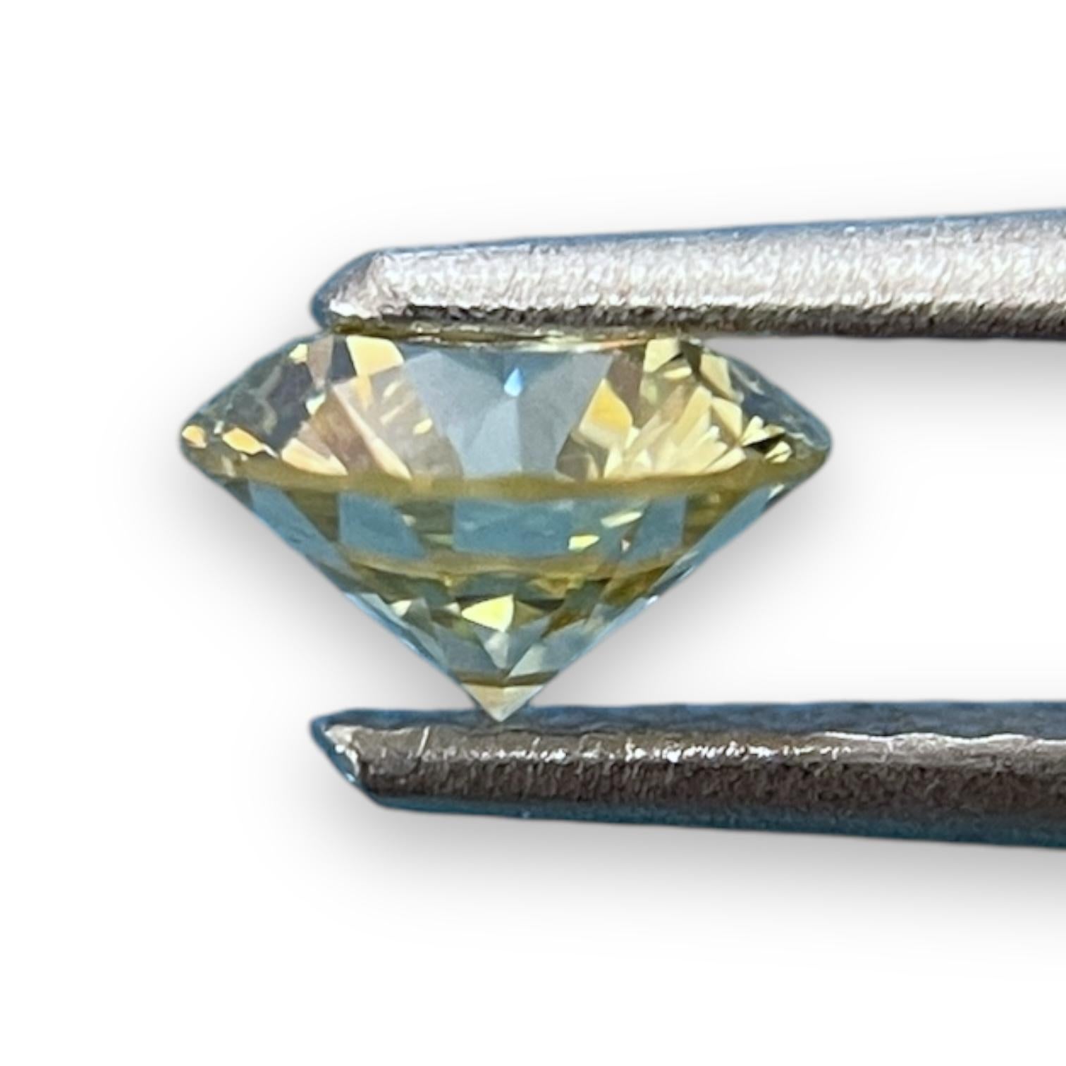 Catégorie : Diamant
Forme : Rond Brillant
Poids en carats : 0,90 carat
Couleur : Jaune verdâtre brunâtre
Distribution des couleurs : uniforme
Clarté : SI1
Polonais : Bon
Symétrie : Excellent
Fluorescence : Aucune
Dimensions : 6,16 - 6,18 x 3,77