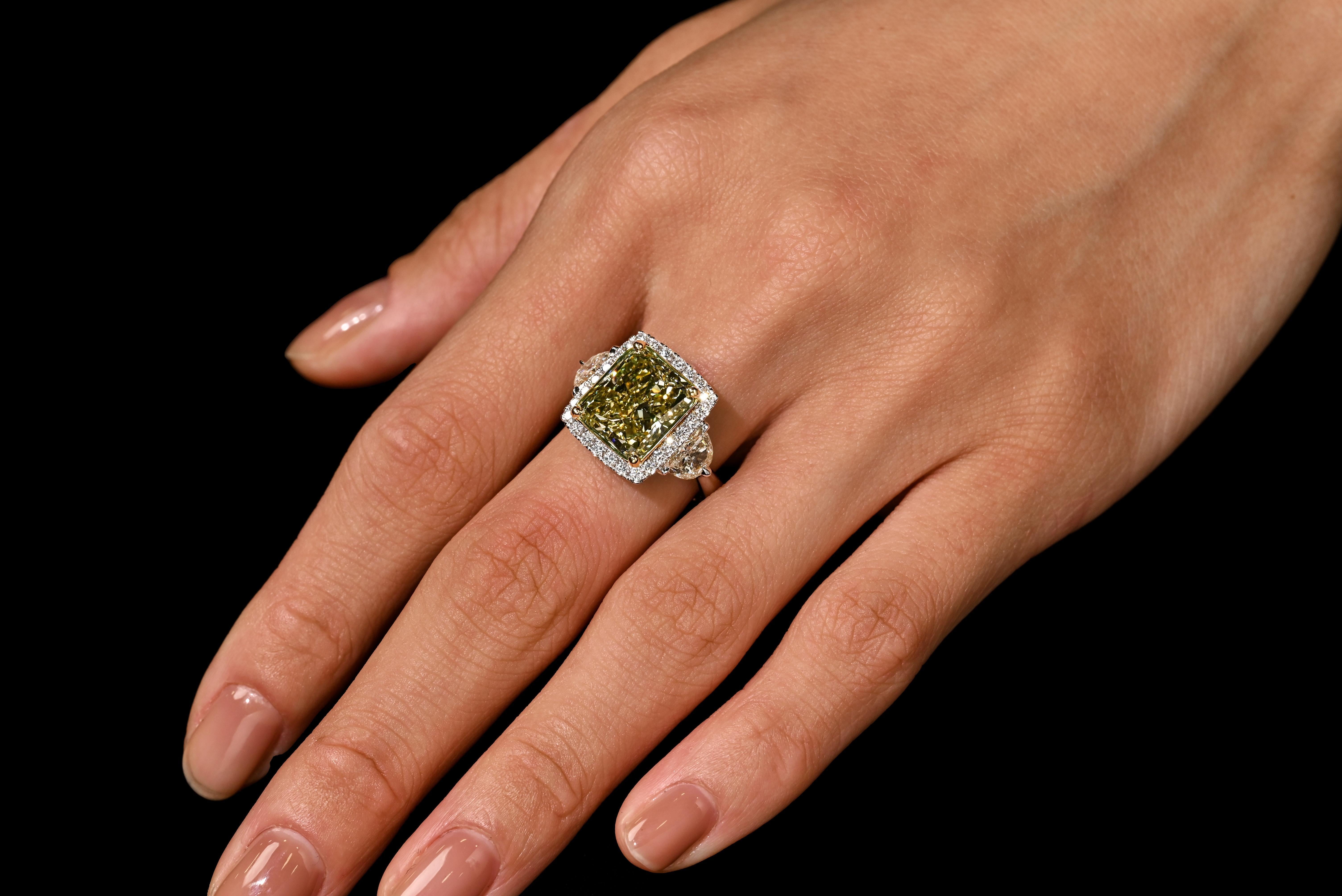 GIA Certified Fancy Brownish Greenish Yellow Orecchini con diamanti da 5,12 carati e set di anelli da 6,07 carati

Dettagli dell'anello:
- Tipo: Anello di fidanzamento
- Metallo: Oro bianco/giallo 18 carati
- Peso: 8,41 grammi
- Incastonatura: A 4