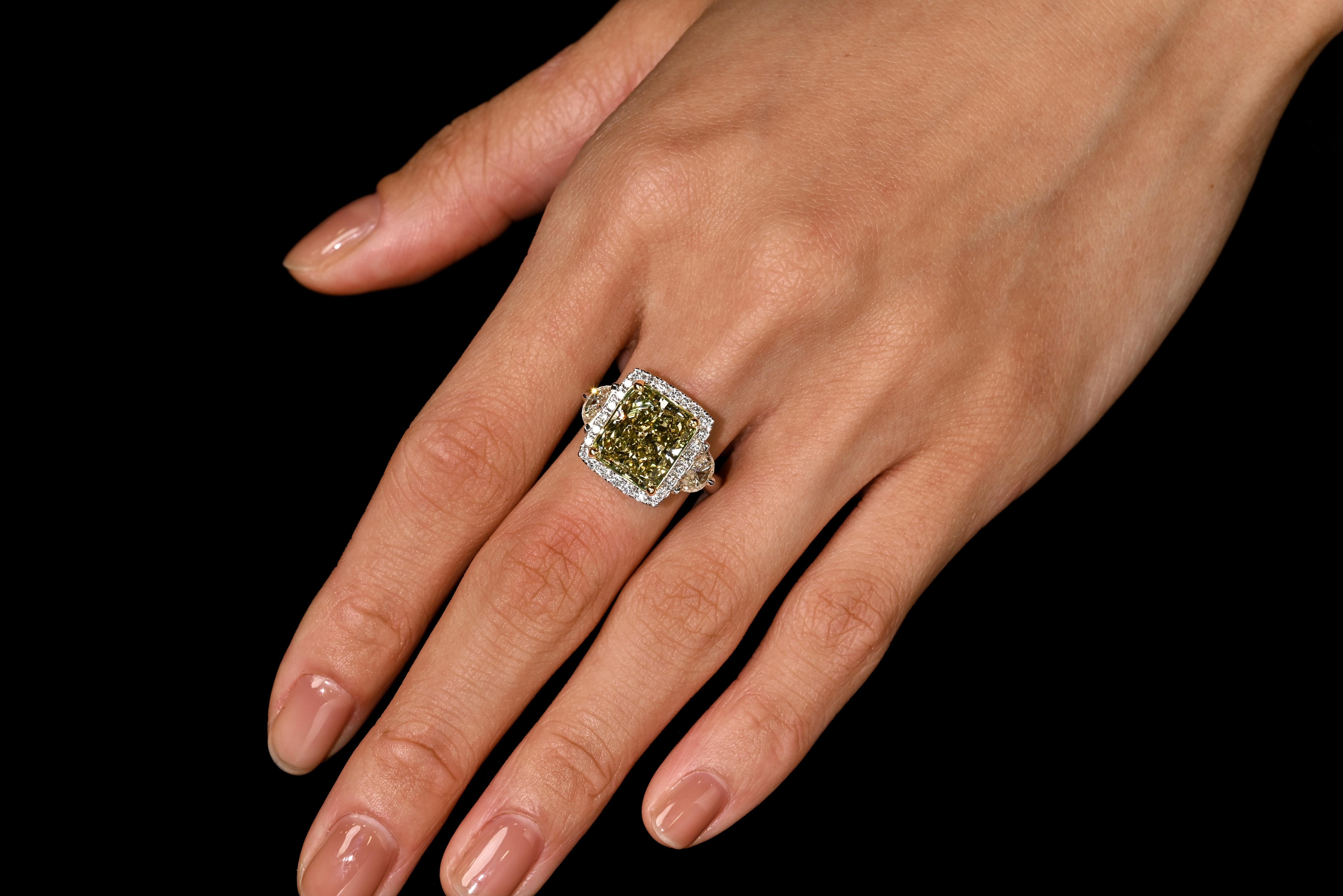 Art Déco Orecchini e anelli con diamante giallo verdastro e marrone di fantasia certificati GIA in vendita
