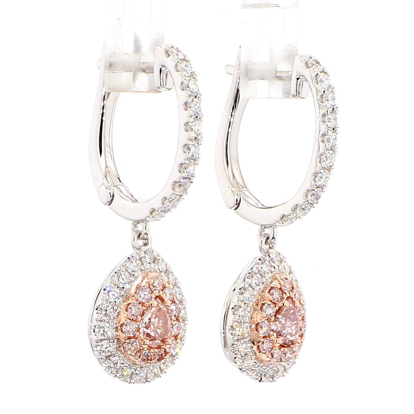 Les magnifiques boucles d'oreilles en diamant certifiées GIA de Raregemworld. Monté dans une belle monture en or rose et blanc 18 carats avec des diamants roses naturels de taille poire. Les diamants jaunes sont entourés d'une petite mêlée de