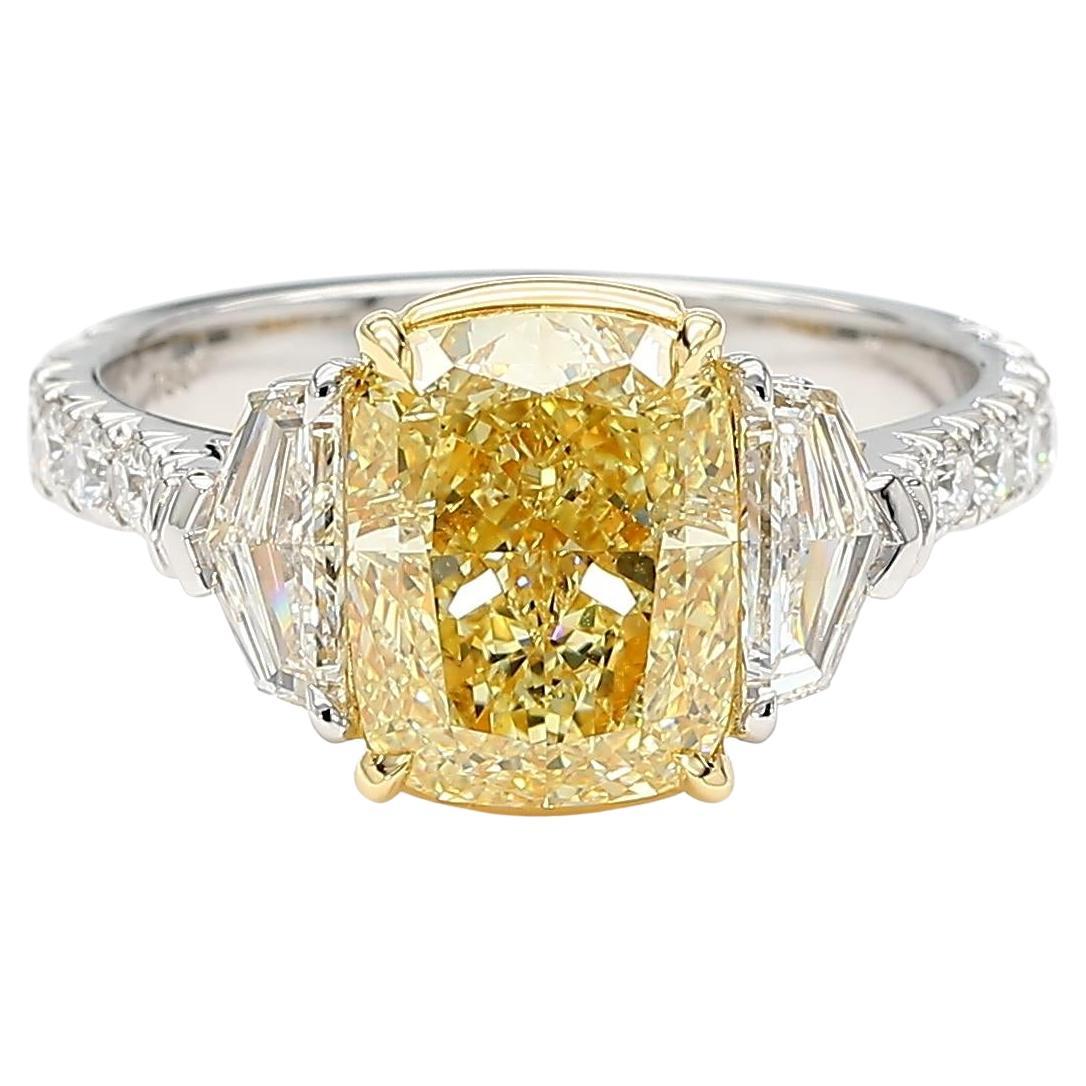 Anillo de cóctel con diamante en cojín amarillo parduzco fantasía certificado por GIA de 3,99 quilates TW