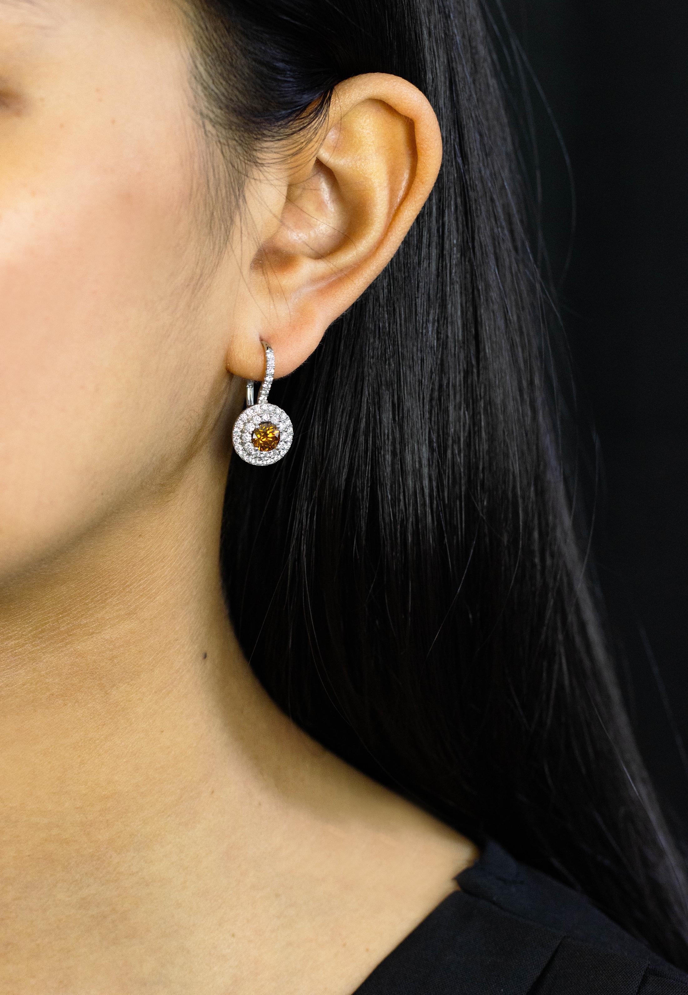 GIA-zertifiziert 1,32 Karat Gesamt Fancy Color Diamant-Halo-Ohrhänger (Zeitgenössisch) im Angebot