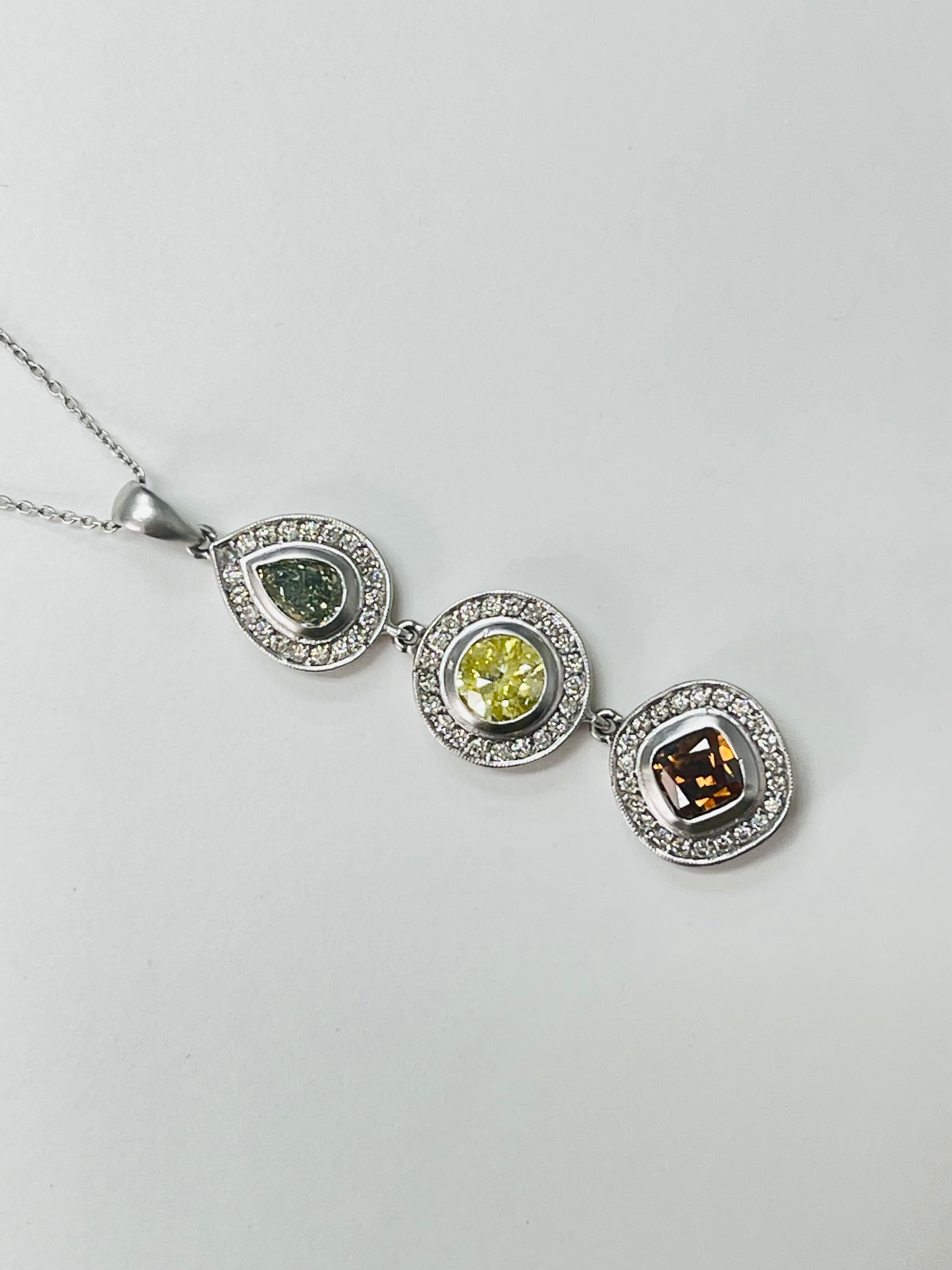 GIA-zertifizierter Fancy Color Diamant-Anhänger aus 18 Karat Weißgold (Zeitgenössisch) im Angebot