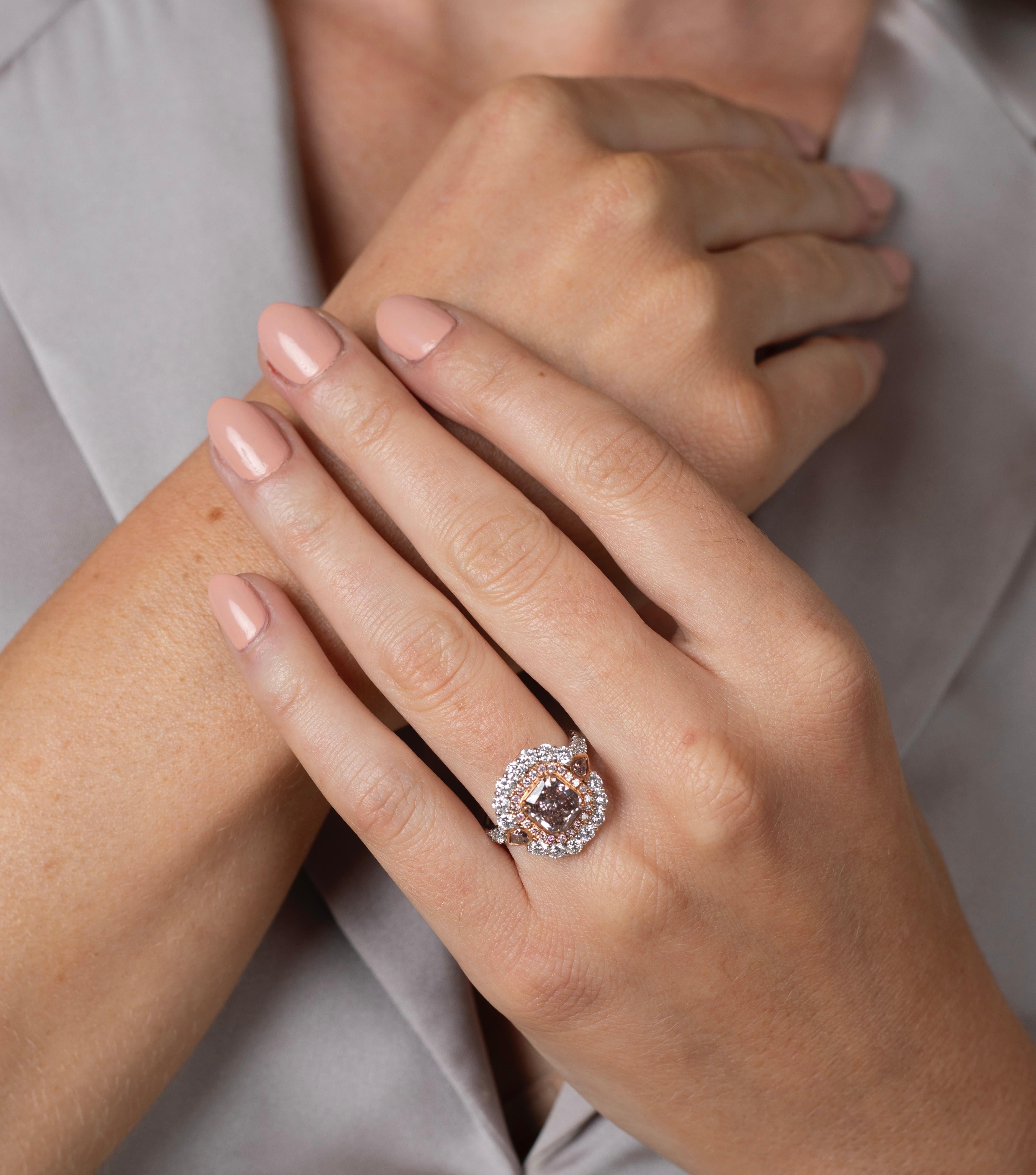 GIA zertifiziert Fancy Dark Brown Pink Diamond Ring mit Diamant Halo in 18k im Zustand „Neu“ im Angebot in Miami, FL