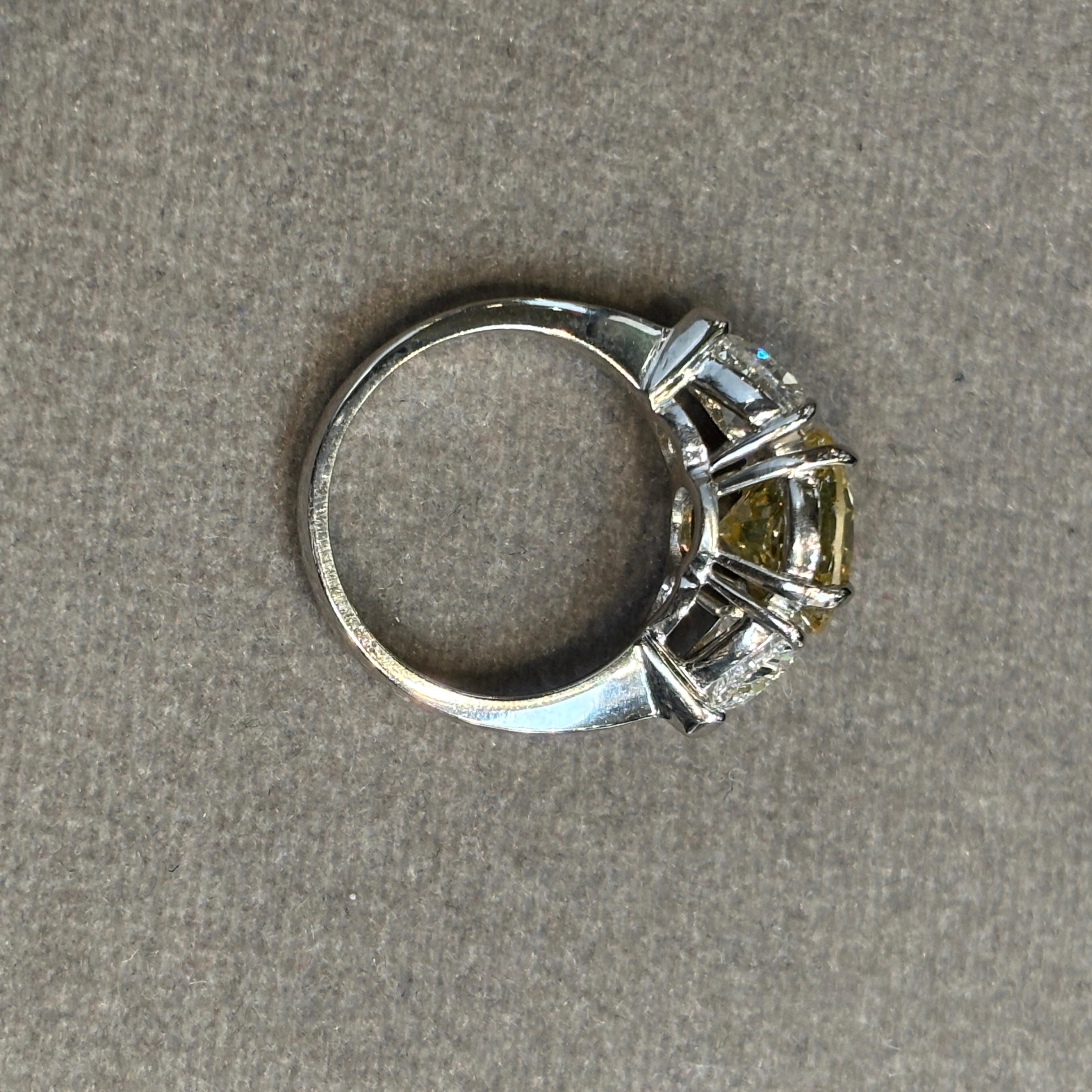 Bague en diamant de 2,97 carats certifiée GIA Fancy Deep Yellow en vente 5