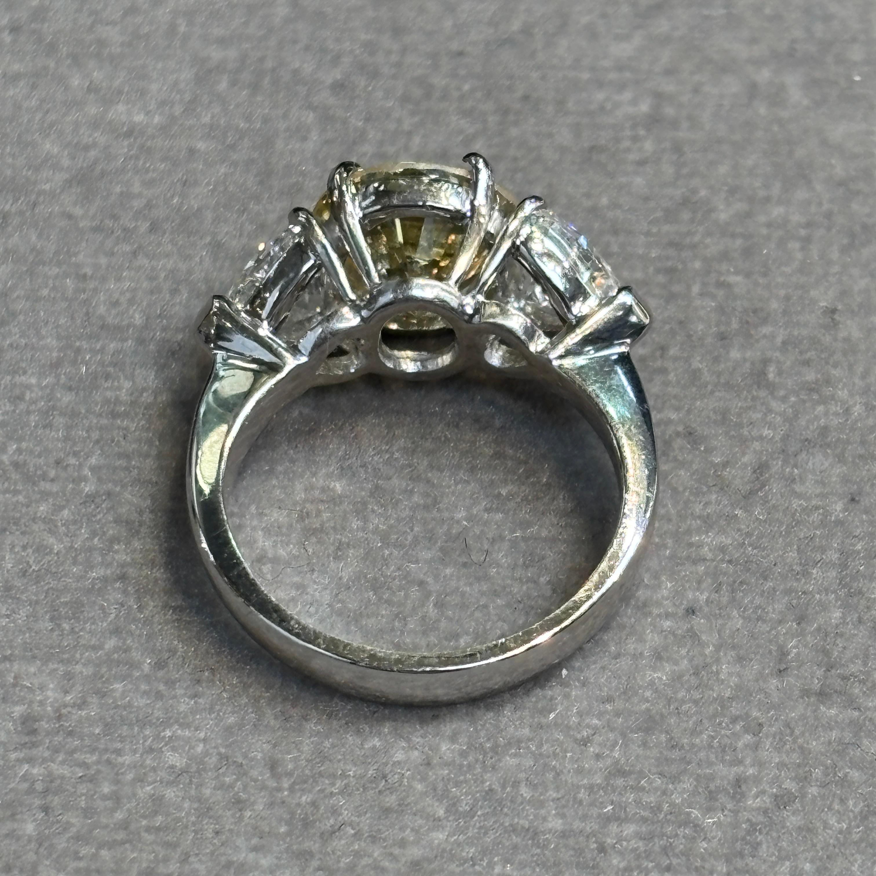 Bague en diamant de 2,97 carats certifiée GIA Fancy Deep Yellow en vente 6