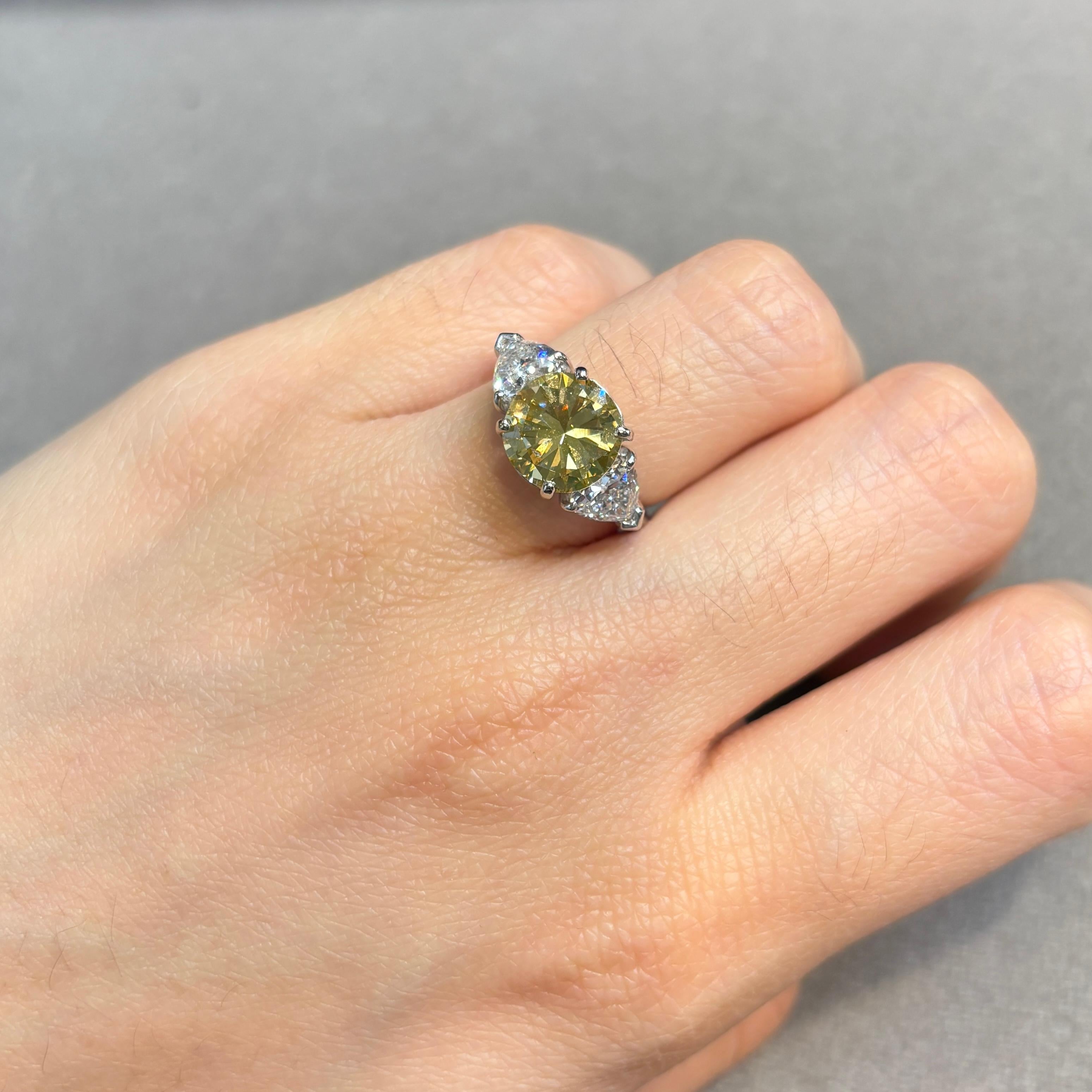 Bague en diamant de 2,97 carats certifiée GIA Fancy Deep Yellow

Bague en platine sertie d'un diamant rond de couleur jaune fantaisie, flanqué de deux diamants en forme de cœur.

Diamant jaune Poids : 2,97 carats 
Diamant en forme de cœur Poids