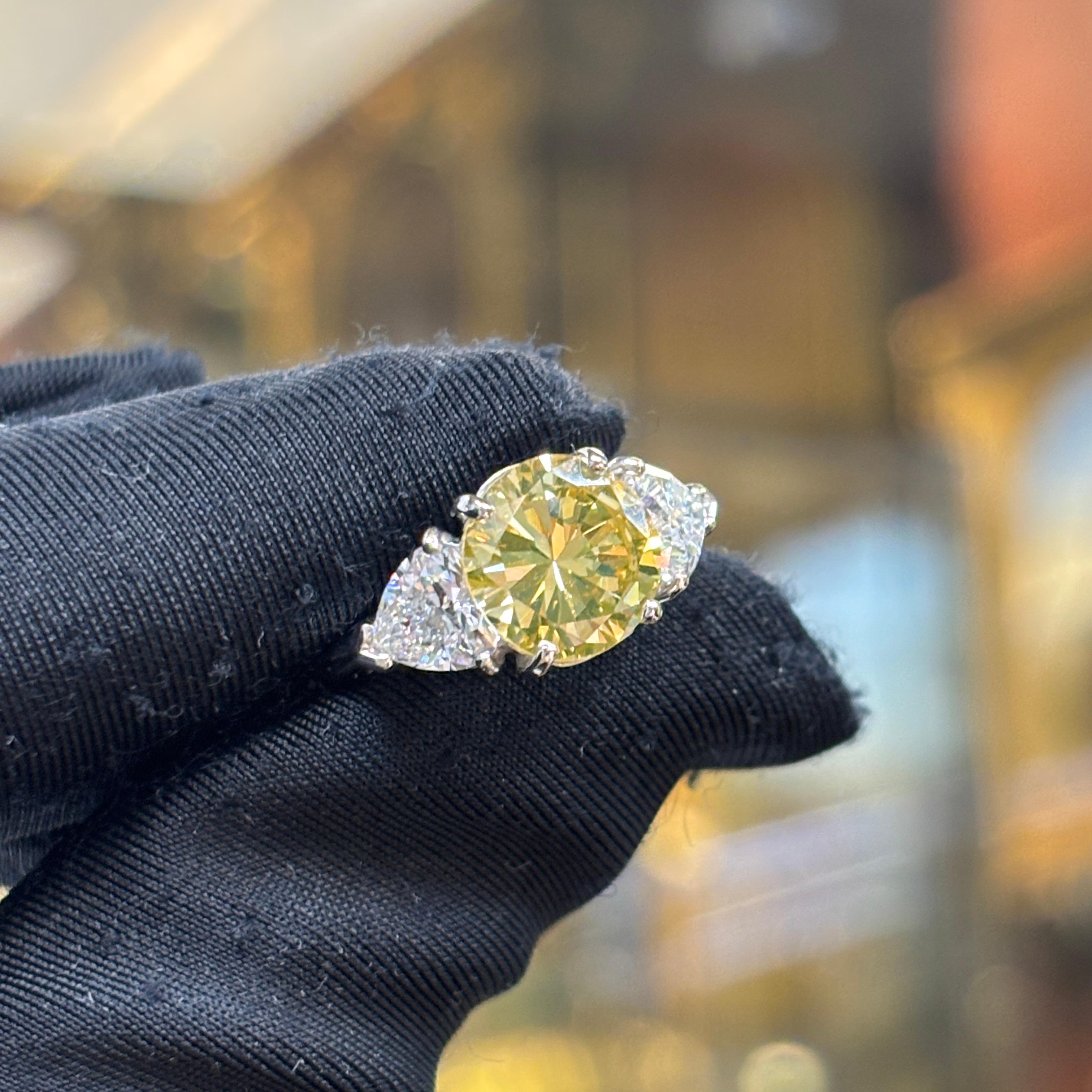Bague en diamant de 2,97 carats certifiée GIA Fancy Deep Yellow Excellent état - En vente à New York, NY