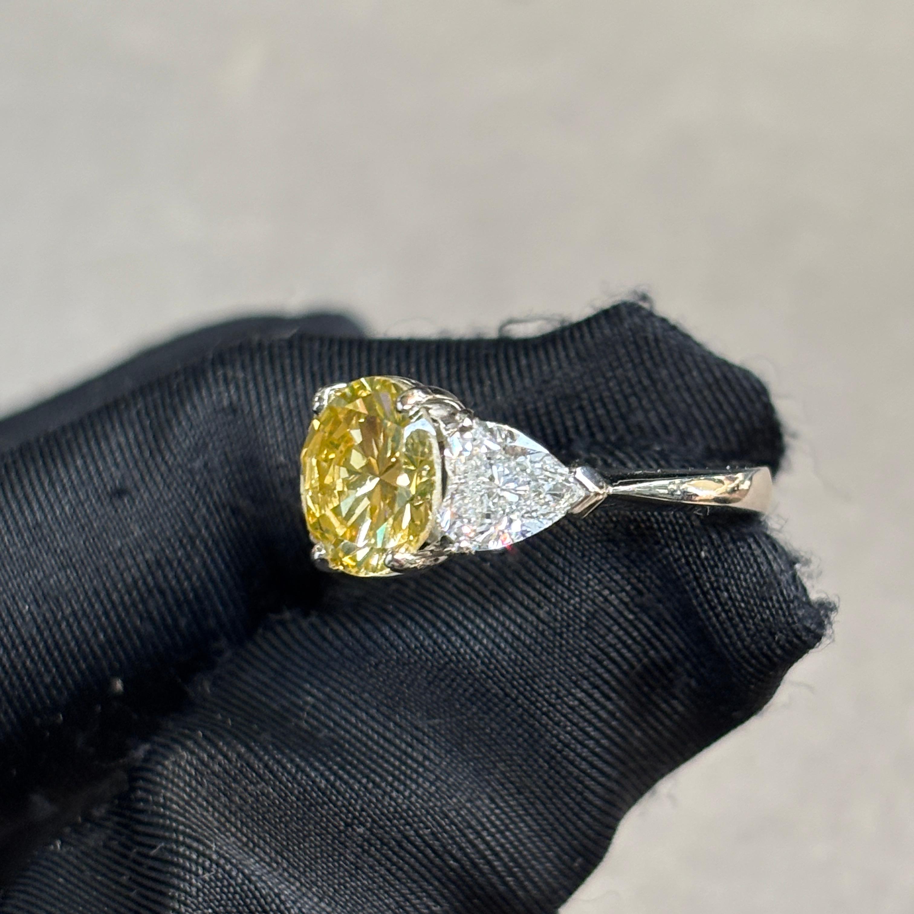 Bague en diamant de 2,97 carats certifiée GIA Fancy Deep Yellow en vente 1