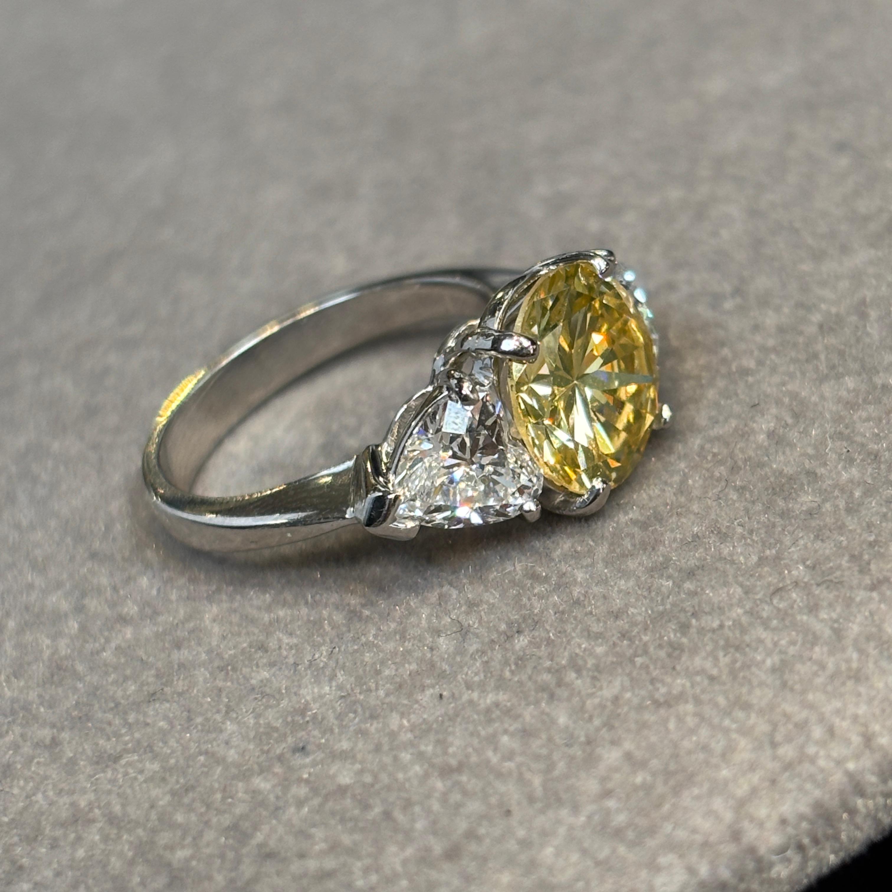 Bague en diamant de 2,97 carats certifiée GIA Fancy Deep Yellow en vente 2