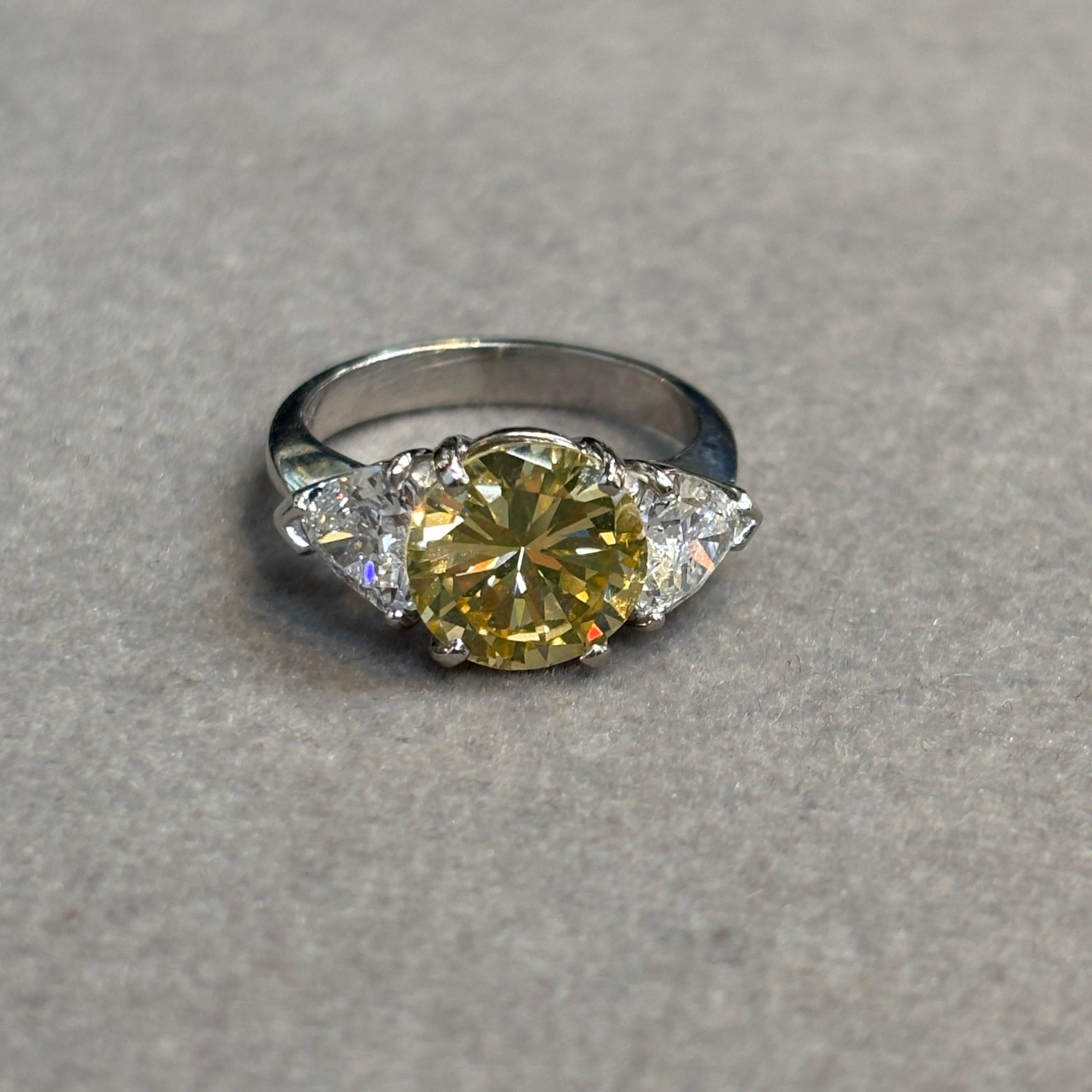 Bague en diamant de 2,97 carats certifiée GIA Fancy Deep Yellow en vente 3