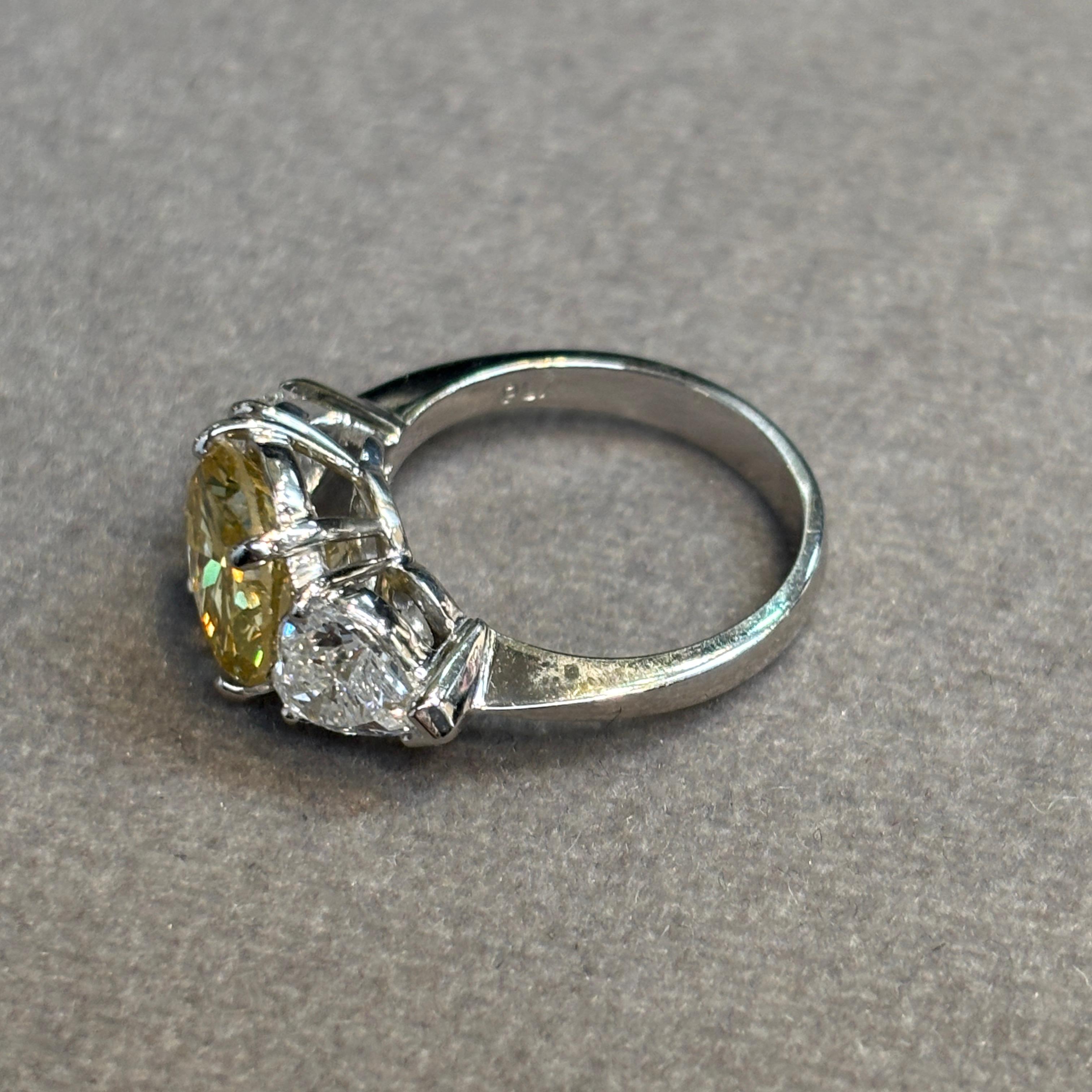 Bague en diamant de 2,97 carats certifiée GIA Fancy Deep Yellow en vente 4