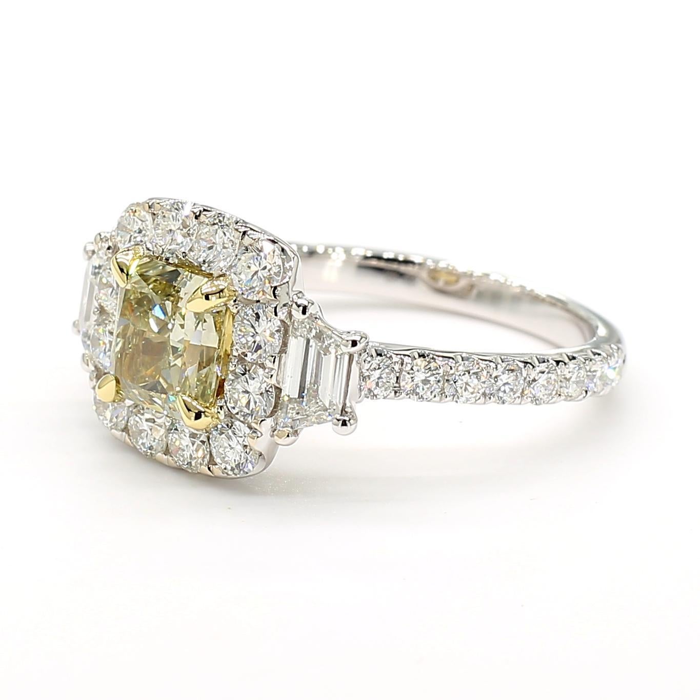 RareGemWorlds schöner GIA-zertifizierter Diamant-Cocktailring. Montiert in einer schönen Fassung aus 18 Karat Gelb- und Weißgold mit einem grünen Diamanten im natürlichen Strahlenschliff. Der grüne Diamant ist von runden weißen Naturdiamanten und