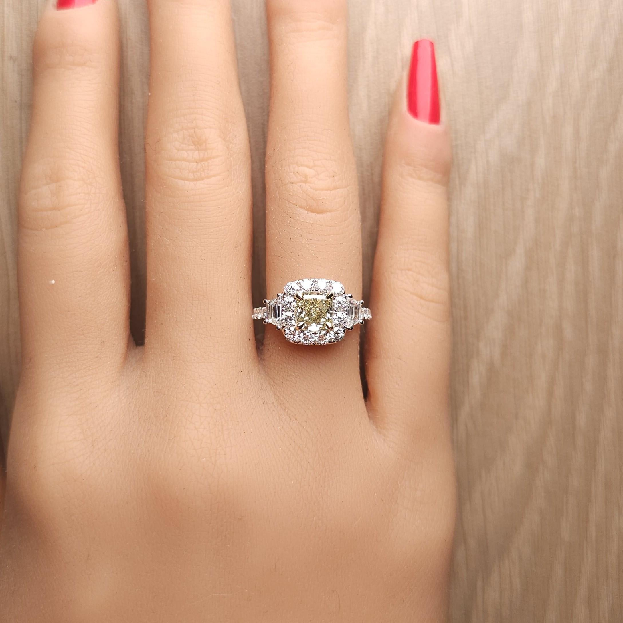 GIA-zertifiziert Fancy Gray-Greenish Yellow Radiant Diamant 2,27 Karat TW Gold Ring im Zustand „Neu“ im Angebot in New York, NY