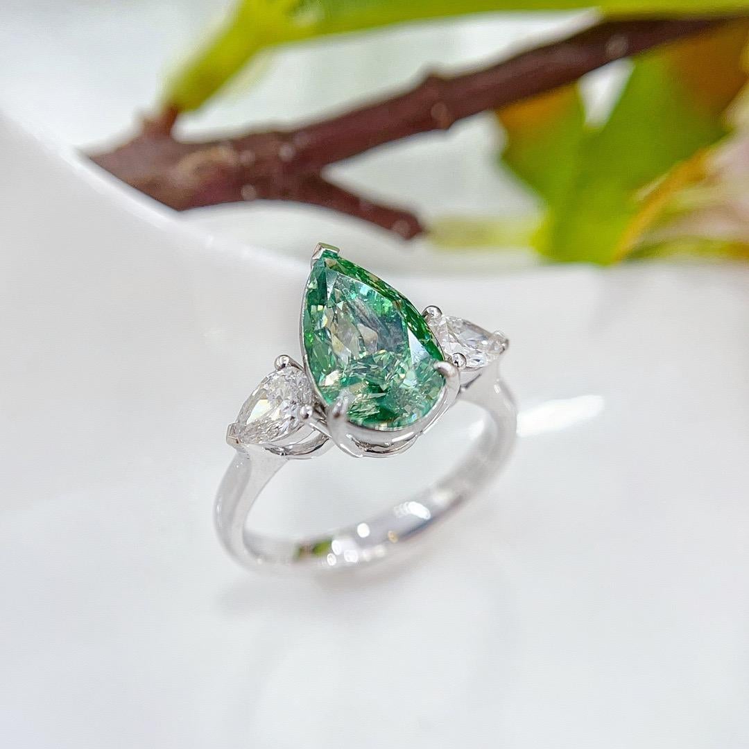 Bague à trois pierres en or 18 carats avec diamant jaune verdâtre fantaisie certifié GIA

1 diamant de couleur jaune verdâtre grisâtre - 3,01 CT
VS1 Clarté
(La base de la monture de la bague est recouverte d'un revêtement qui rend la couleur plus