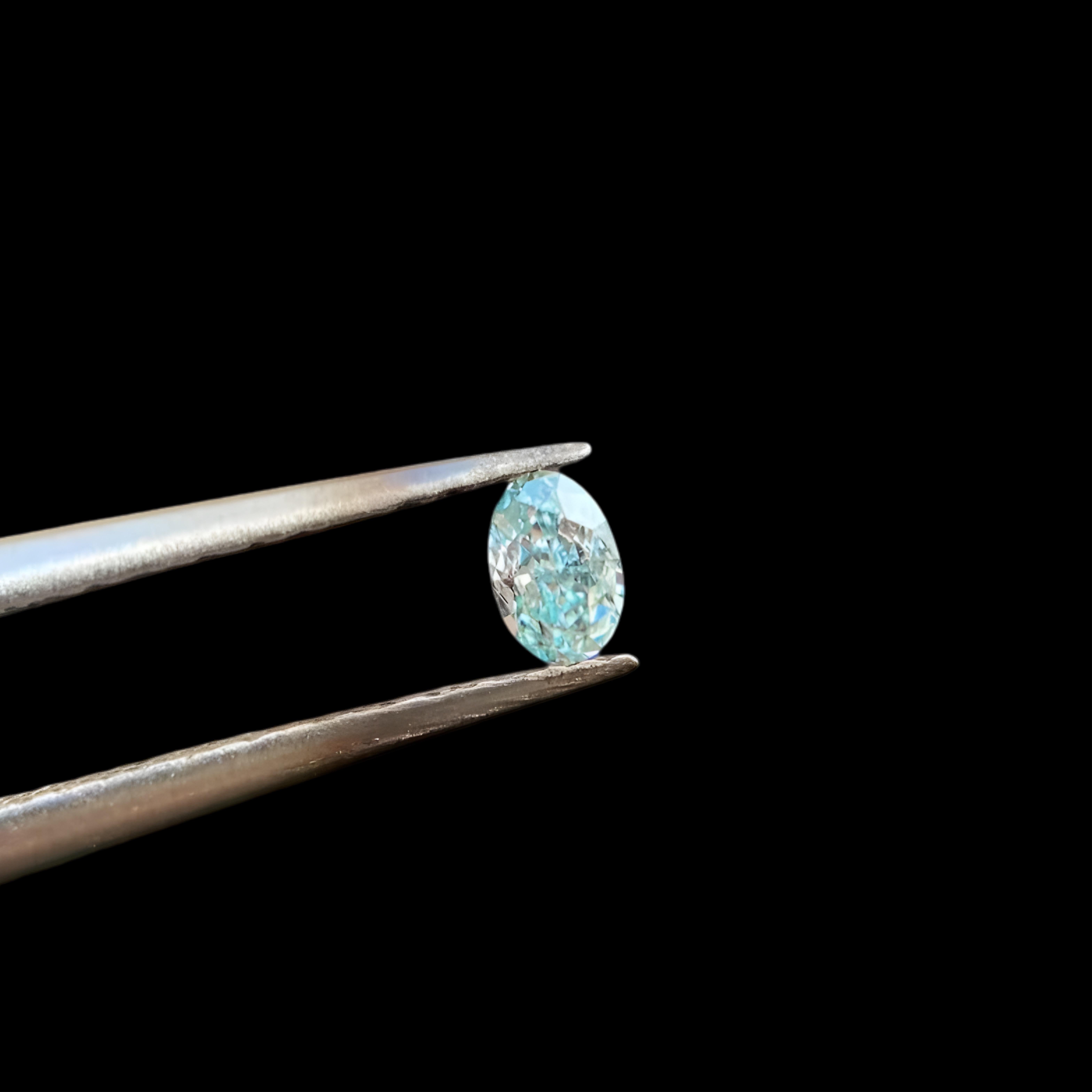 Une beauté rare et intemporelle avec ce diamant naturel certifié par le GIA de couleur vert-bleu.  D'une taille de 0,12 carat, cet exquis diamant ovale modifié brillant est de petite taille mais a une présence extraordinaire grâce à son grade de