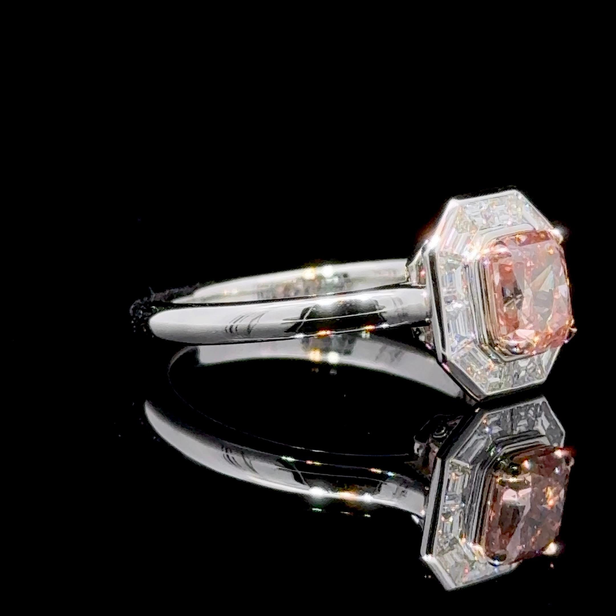 Natürliche pinkfarbene Fancy-Diamanten sind wohl die begehrteste Farbe unter den Fancy-Diamanten!
Eine natürliche GIA zertifiziert 0,81 Karat Fancy Intensive Orangy Pink Rectangular Radiant Cut Mode Ring. Handgefertigt in New York mit einzeln