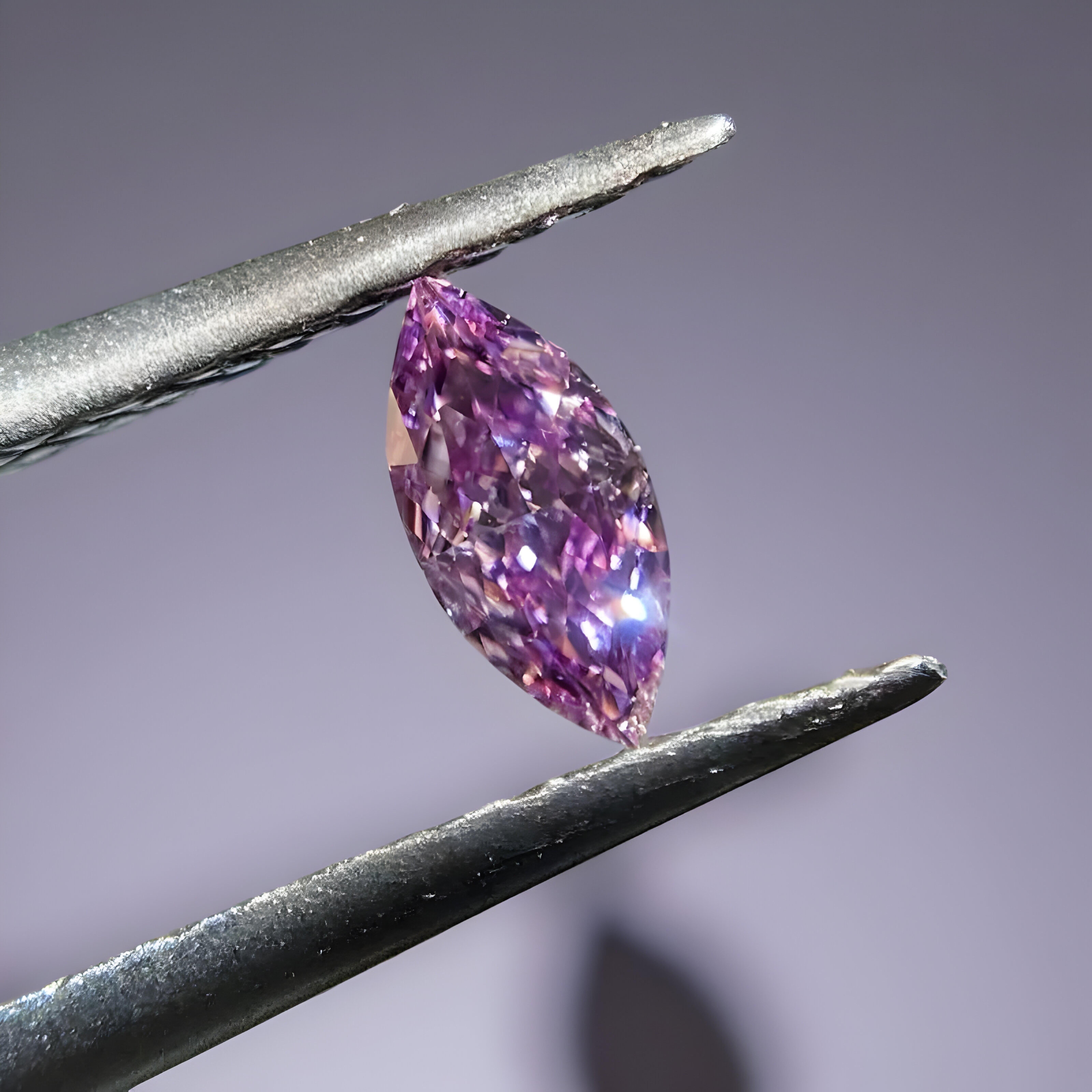 Diamante Fancy Intense Pink-Purple certificato GIA, del peso di 0,12 carati e tagliato in un raro stile brillante modificato a marquise.

Con una distribuzione uniforme del colore e una straordinaria saturazione Fancy Intense, questo diamante
