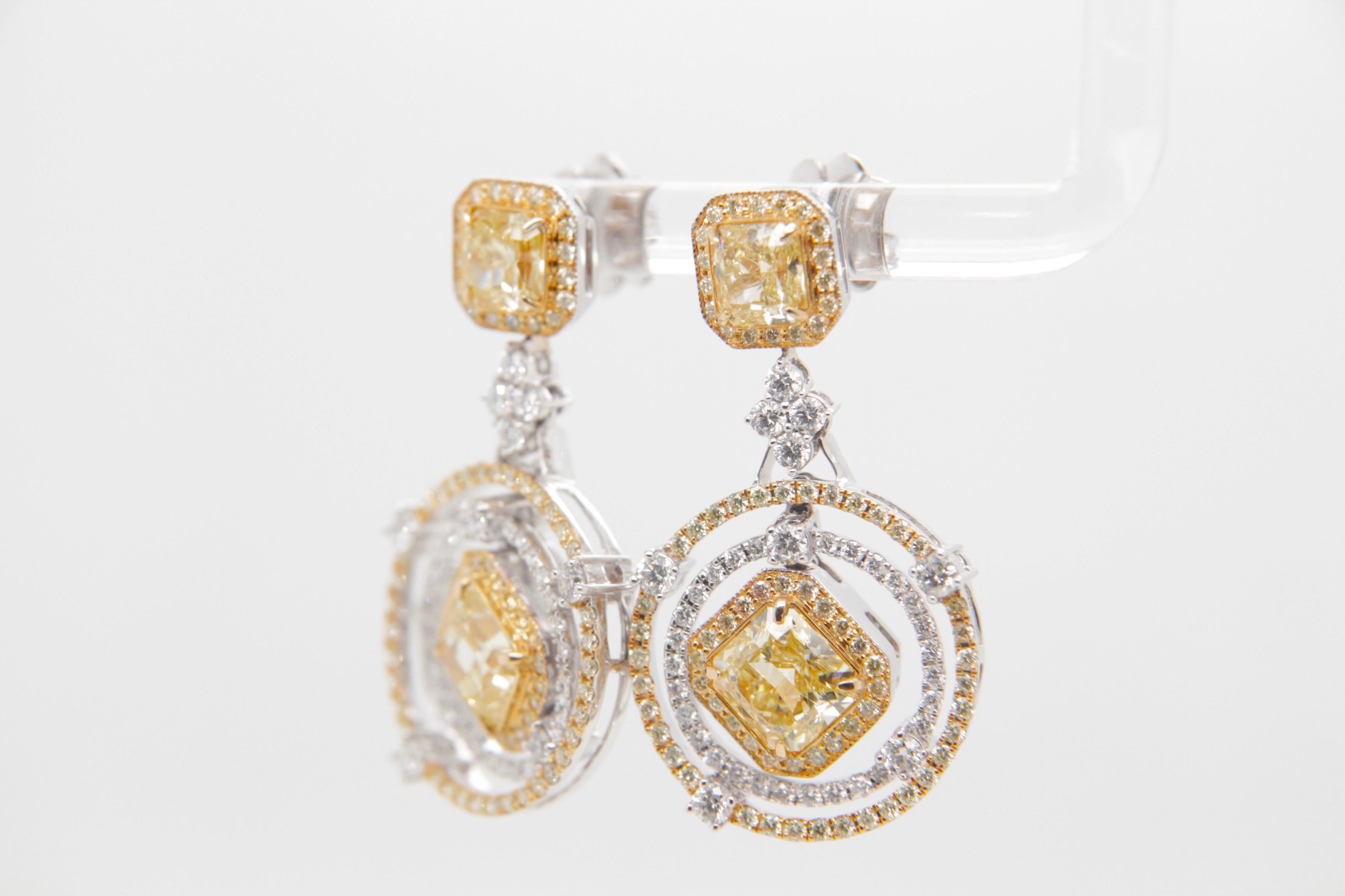 Diese spektakulären Diamantohrringe von REWA Jewelry sind ein wahres Meisterwerk, das die Hingabe der Marke für außergewöhnliche Handwerkskunst und unvergleichliche Schönheit unterstreicht.

Das Herzstück dieser Ohrringe sind vier schillernde