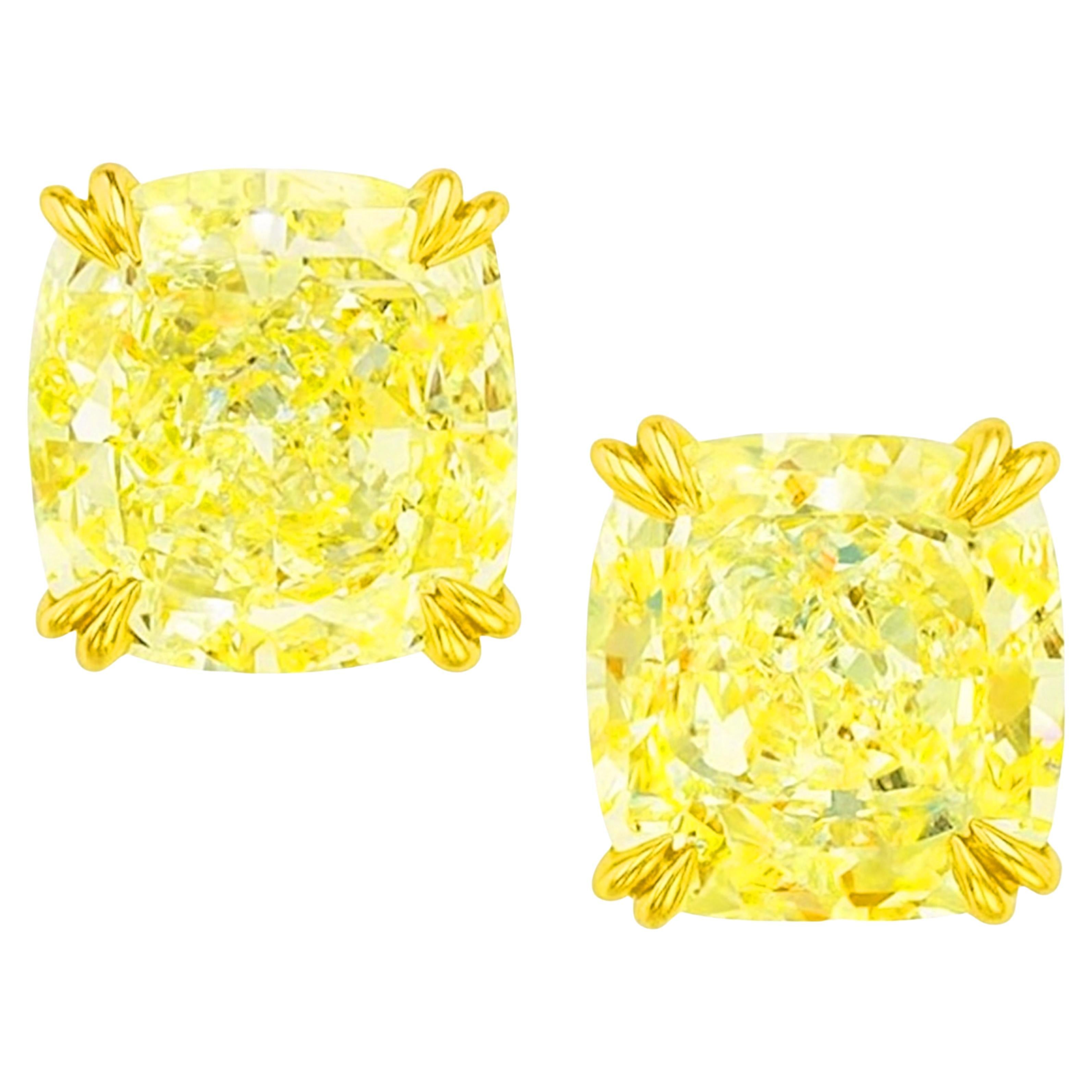 GIA Certified Fancy Intense Yellow 6,29 Carat Cushion Diamond Studs (borchie con diamanti a cuscino) in vendita