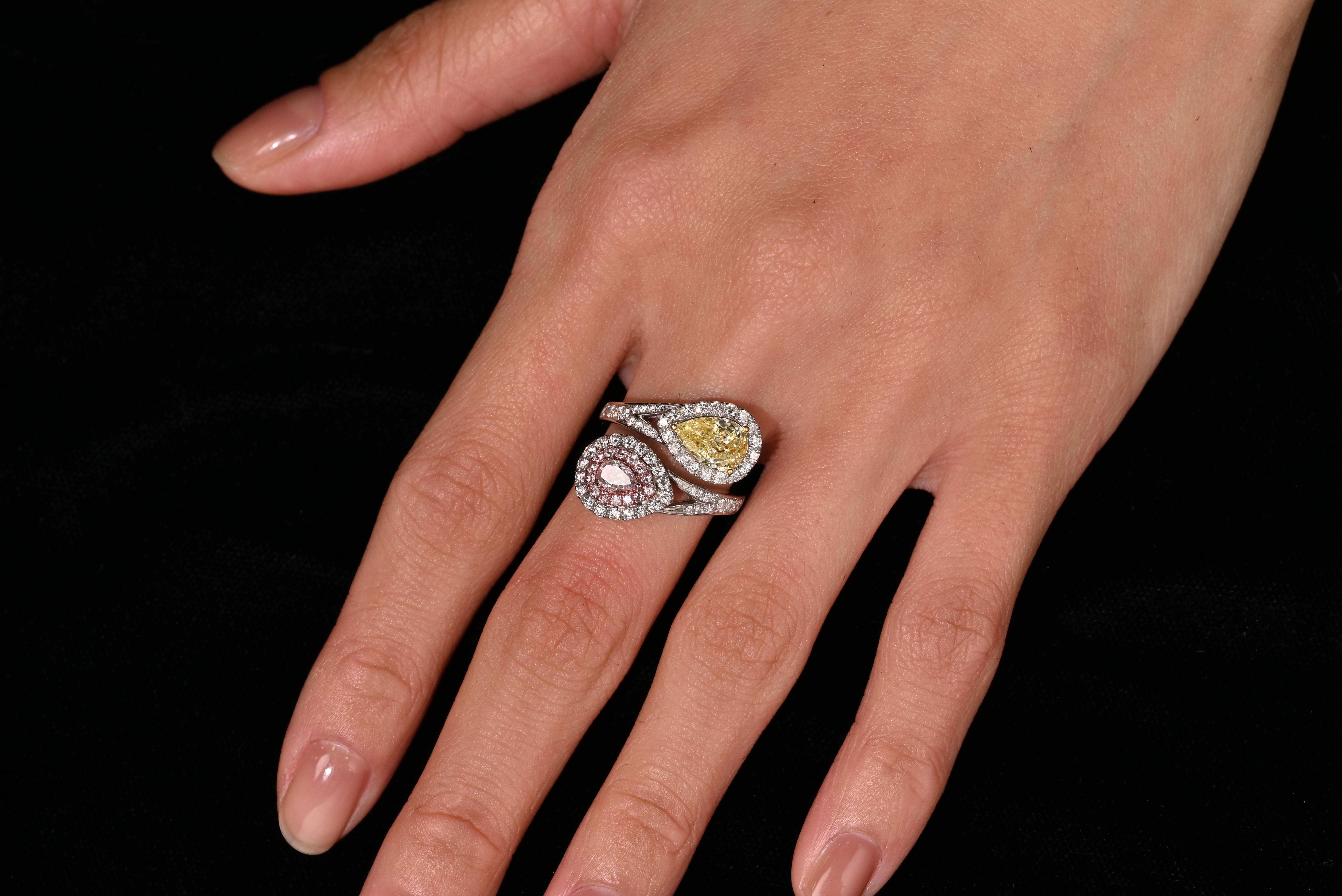 Taglio a goccia Anello Toi Et Moi con diamante giallo intenso e rosa chiaro certificato GIA in vendita